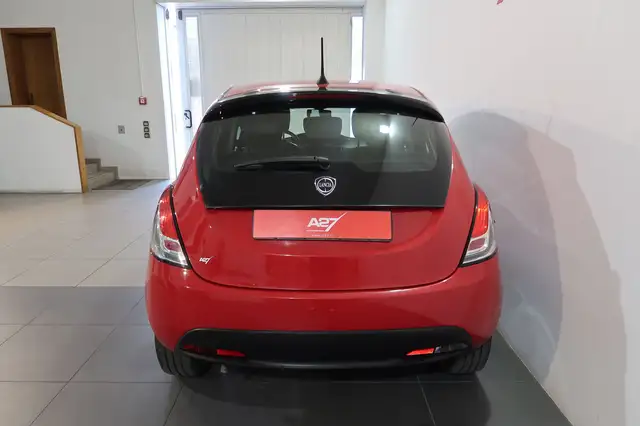 Lancia Ypsilon view 9