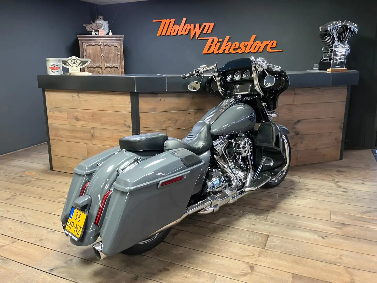 Harley-Davidson Street Glide FLHXSE 110Ci CVO Streetglide Gunship Grey Crusher Grijs - 2