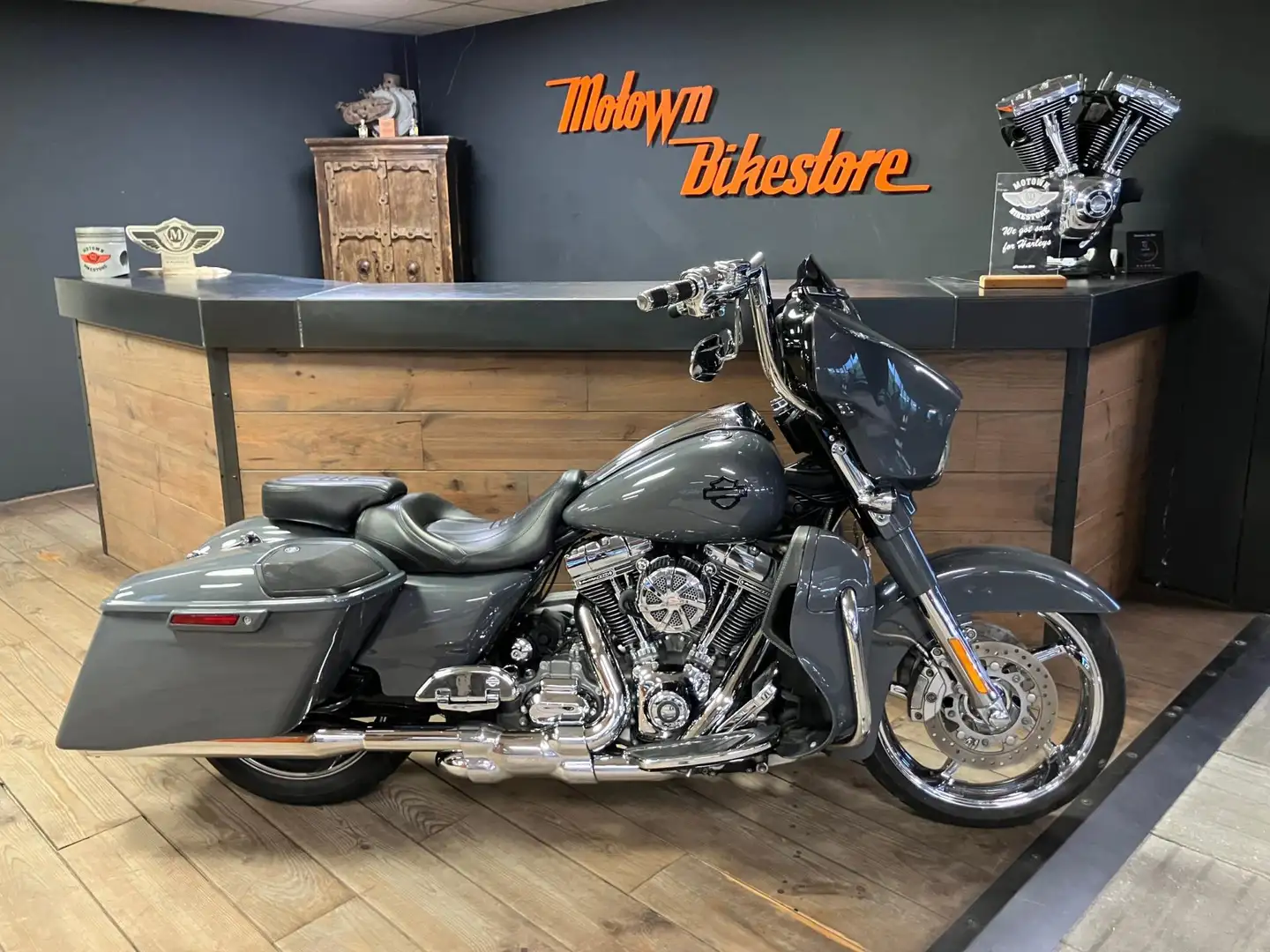 Harley-Davidson Street Glide FLHXSE 110Ci CVO Streetglide Gunship Grey Crusher Grijs - 1