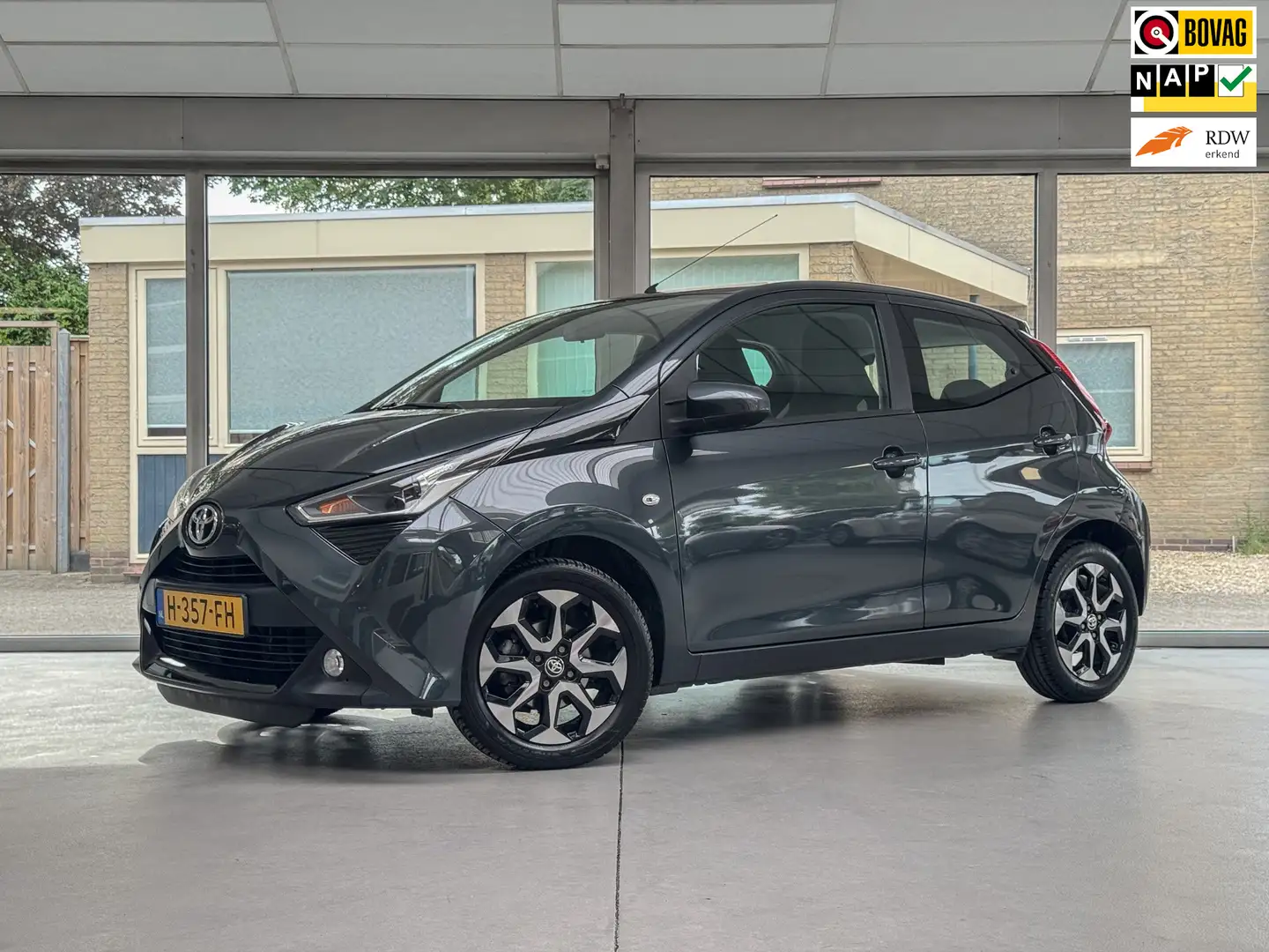 Toyota Aygo 1.0 VVT-i x-joy |Carplay|Camera|Lichtmetaal Gris - 1