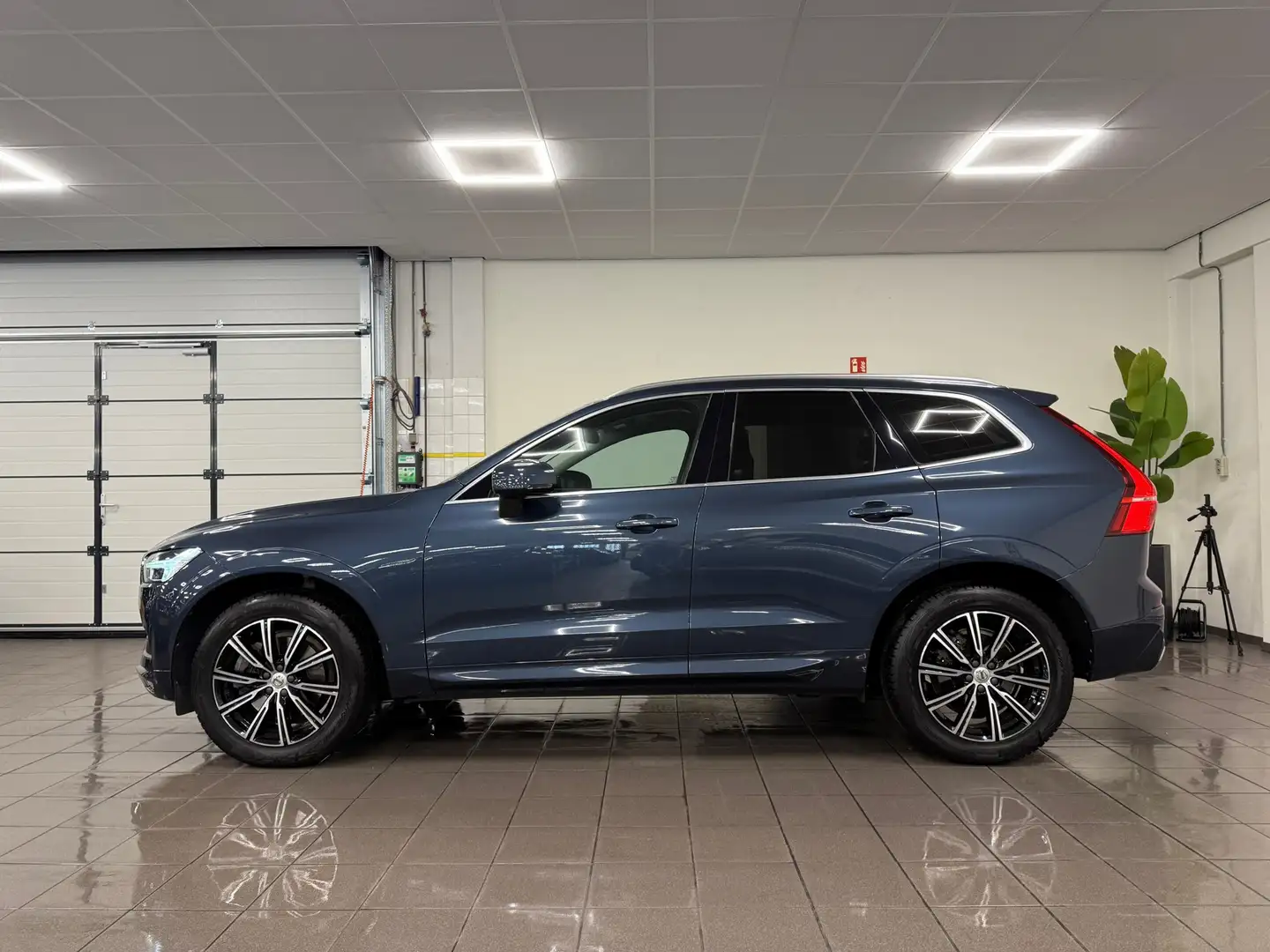 Volvo XC60 2.0 T5 Momentum * Trekhaak / 19" LM Velgen / Leder Azul - 2
