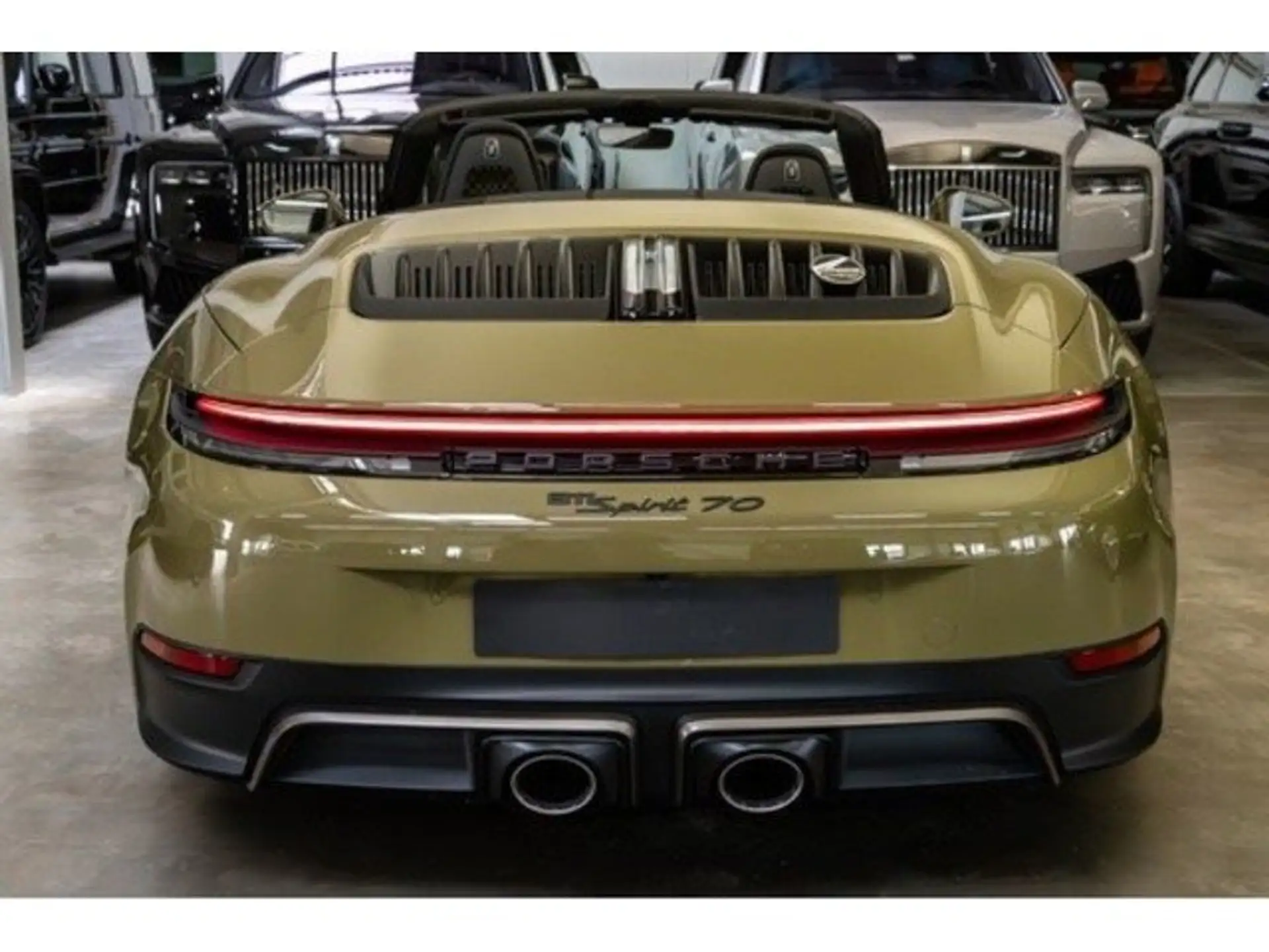 포르쉐 911 Carrera Cabriolet 2026 골드 사진 5