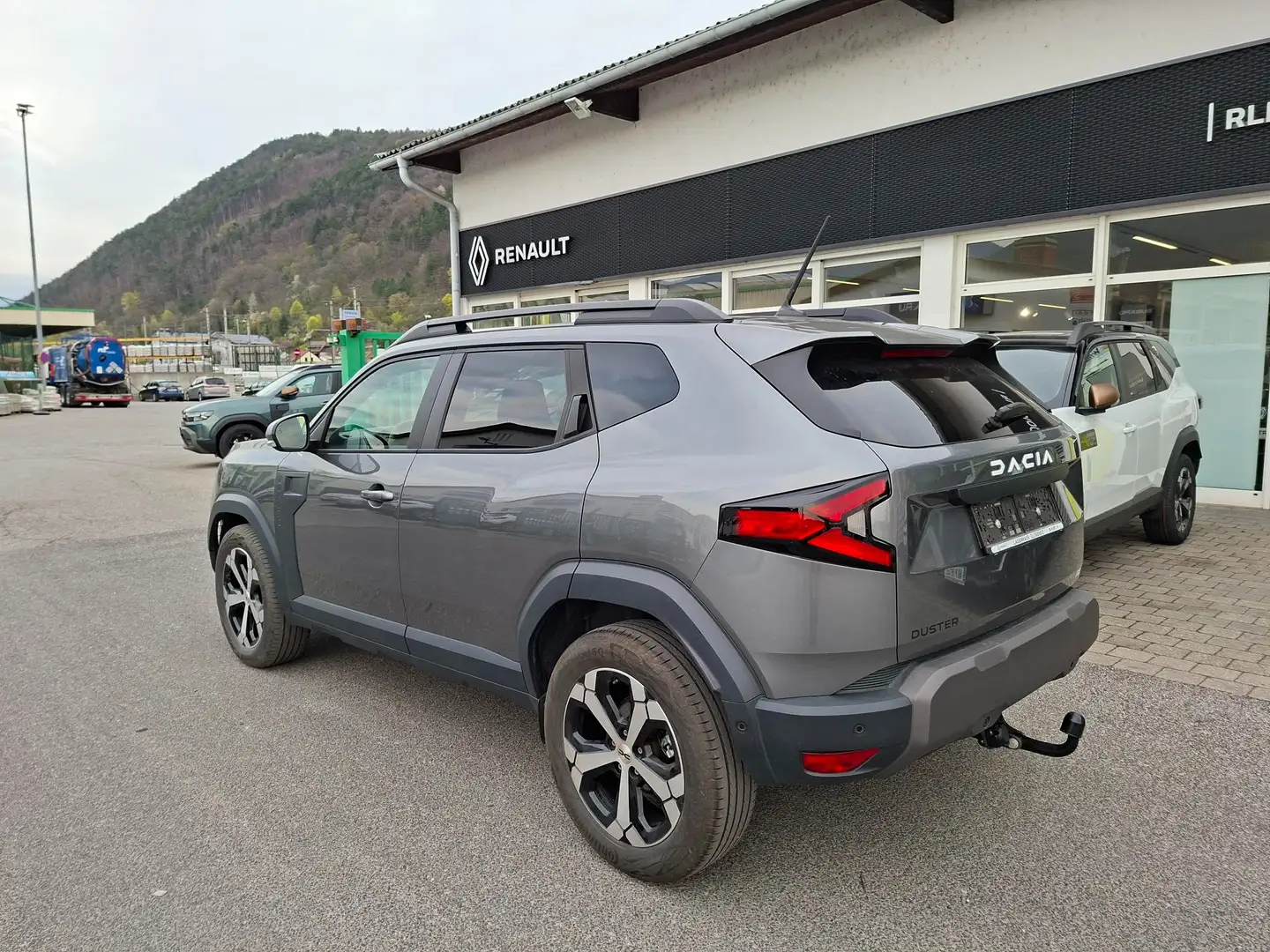 Dacia Duster TCe 130 Journey mit Anhängevorrichtung Grau - 2