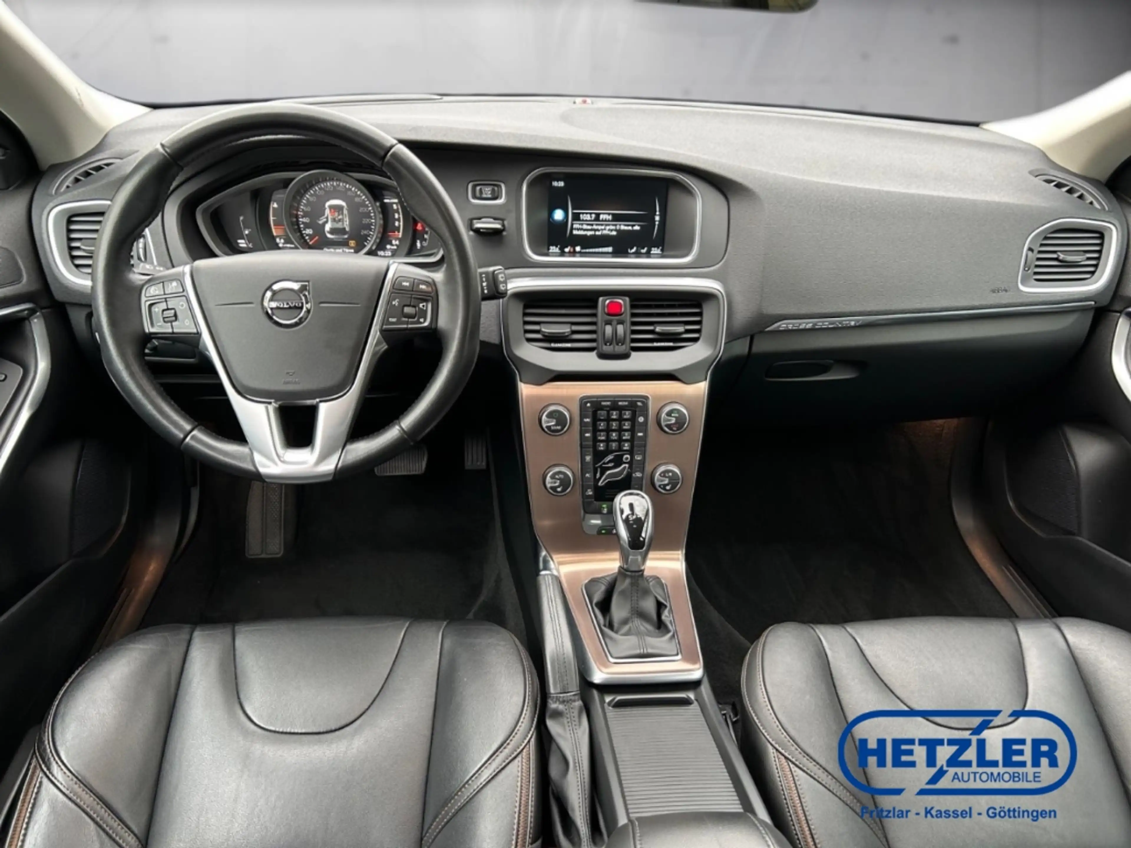 Volvo V40 Cross Country HUD Panorama Navi Digitales Cockpit Soundsystem LE — photo 11