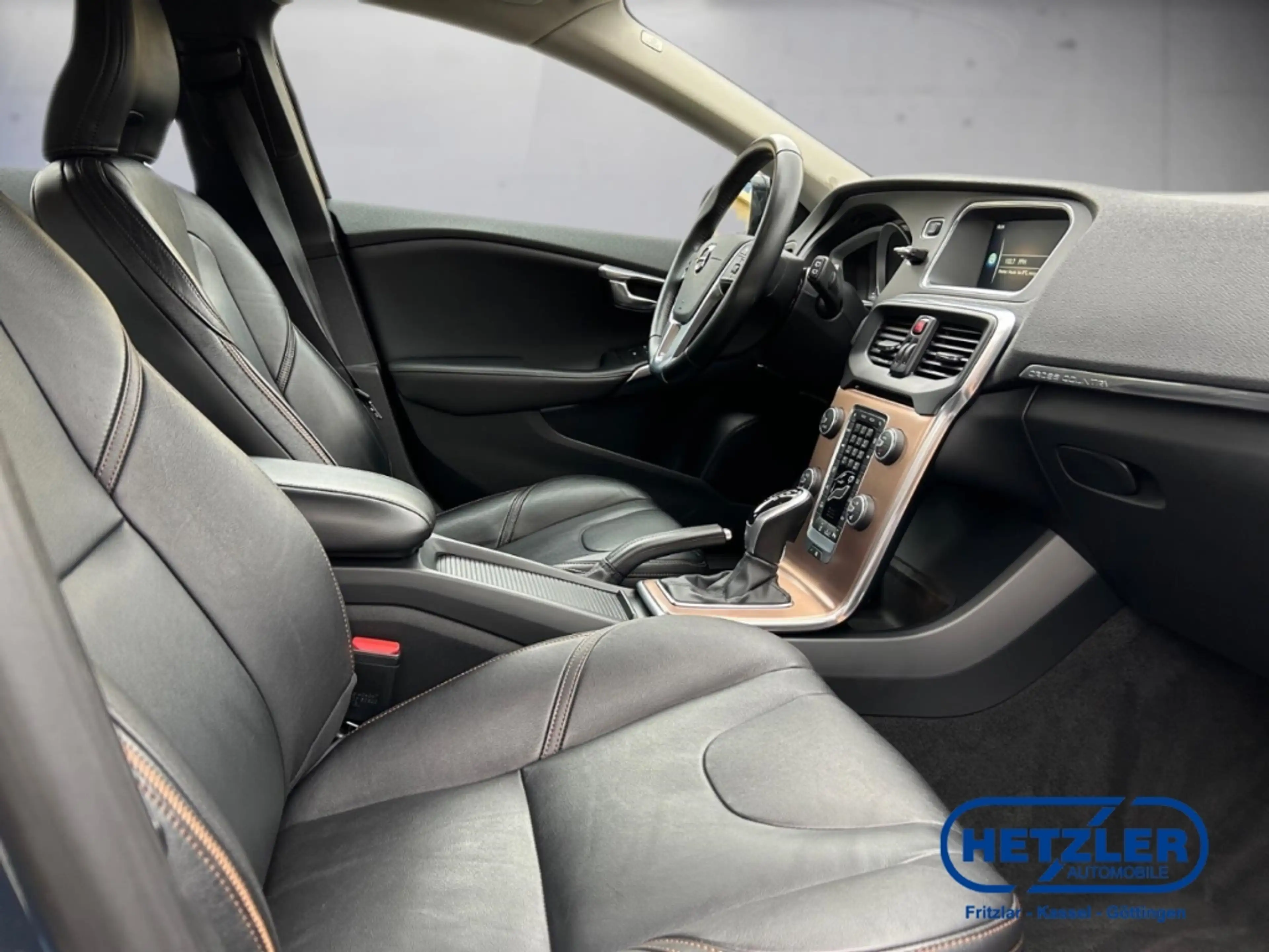 Volvo V40 Cross Country HUD Panorama Navi Digitales Cockpit Soundsystem LE — photo 14