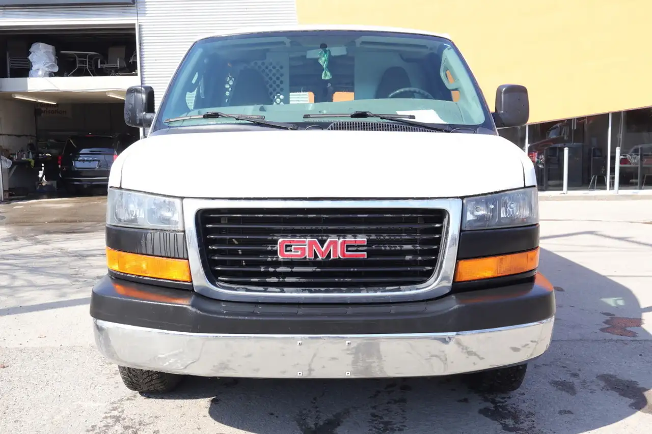 GMC Savana снимка GMC Savana