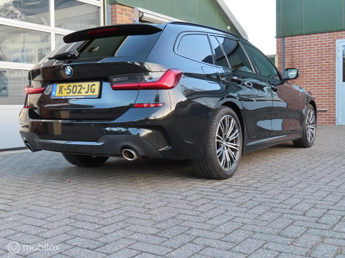 BMW 320 3-serie Touring 320i High Executive M-Sport Editio Zwart - 2