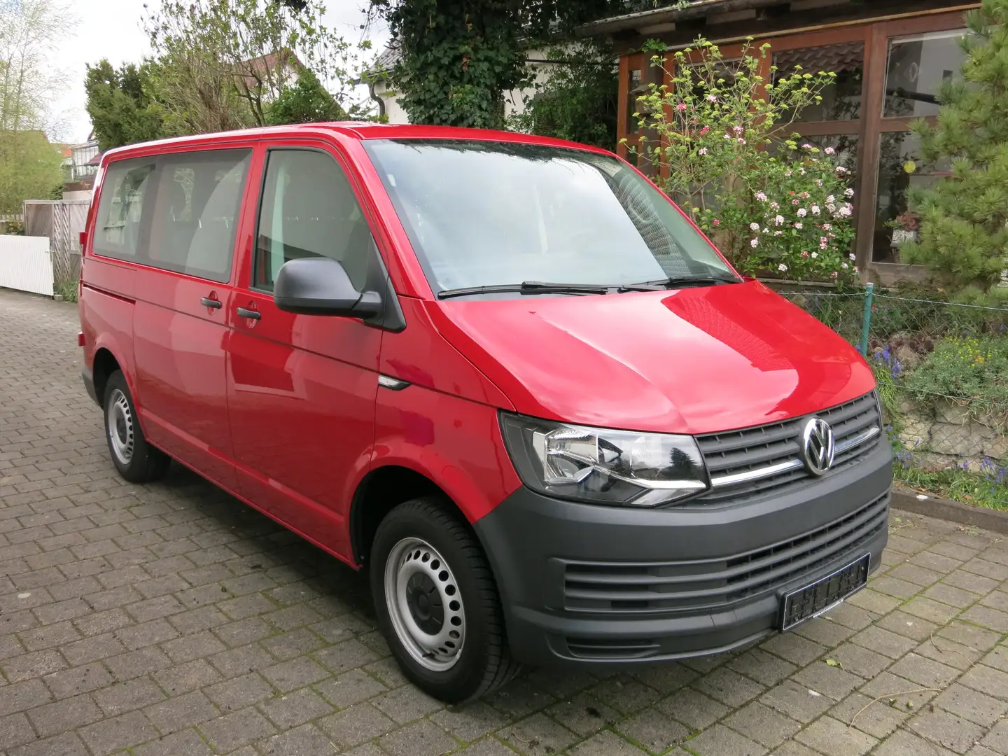 Volkswagen T6 Kombi 2,0 TDI Navi BC AHK BT el. FH 2-3-3 Rot - 1