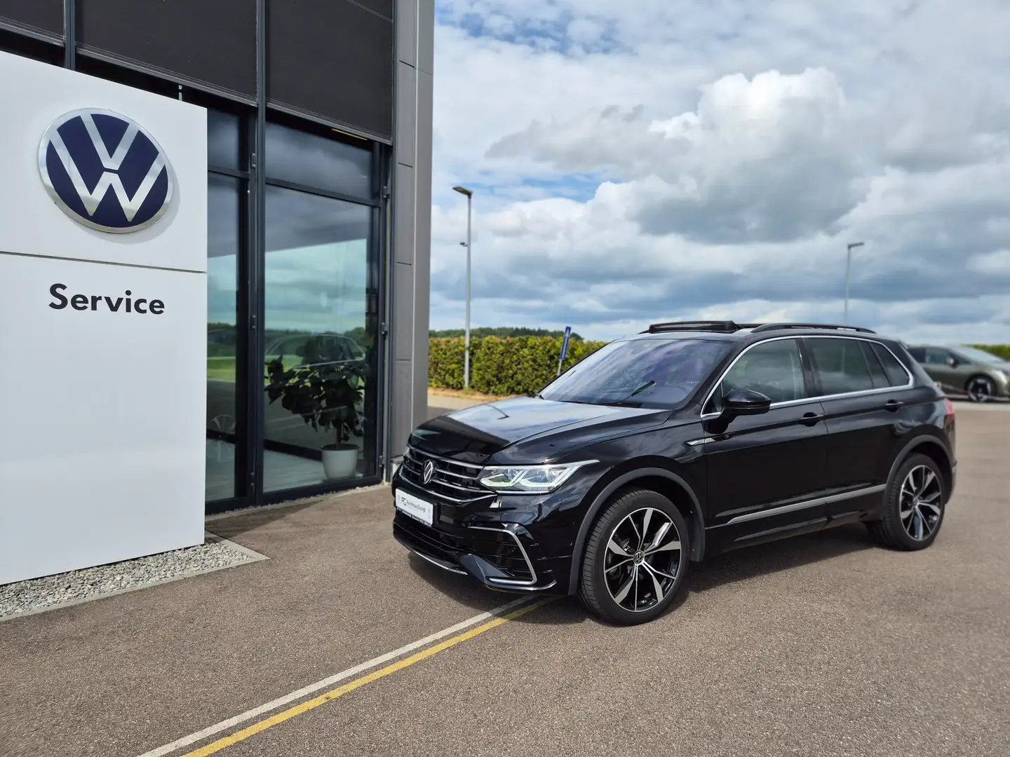 Volkswagen Tiguan R-Line 2.0 TDI 200 PS DSG 4M Leder/AHK/DCC/Pano/SH Schwarz - 1