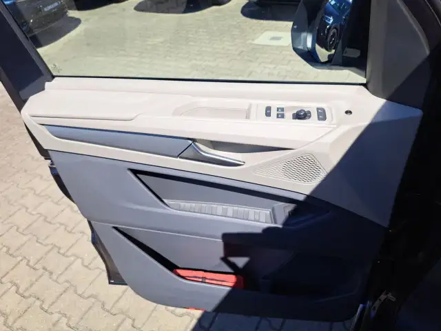 Volkswagen Multivan view 15