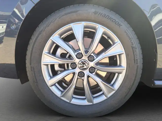 Volkswagen Multivan view 4