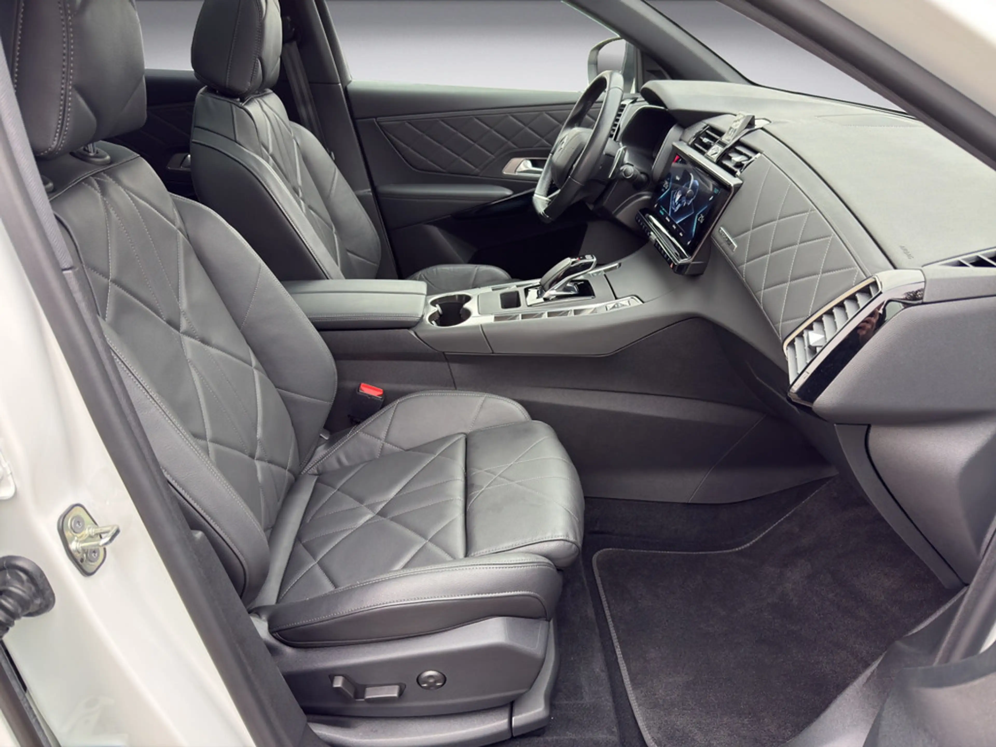 DS Automobiles DS 7 1.6 E-Tense 225 Bastille + LEDER & PANO — photo 14