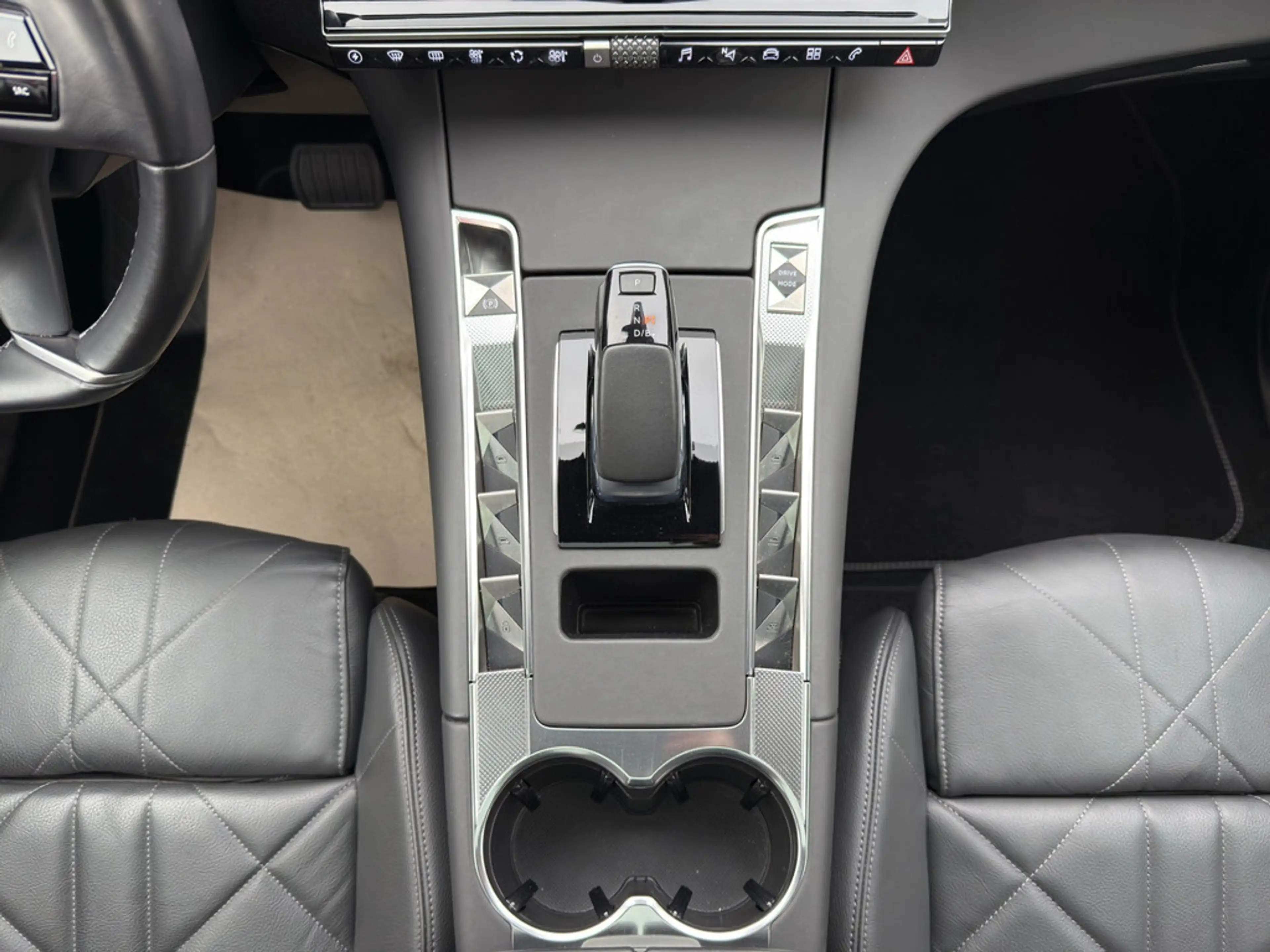 DS Automobiles DS 7 1.6 E-Tense 225 Bastille + LEDER & PANO — photo 13