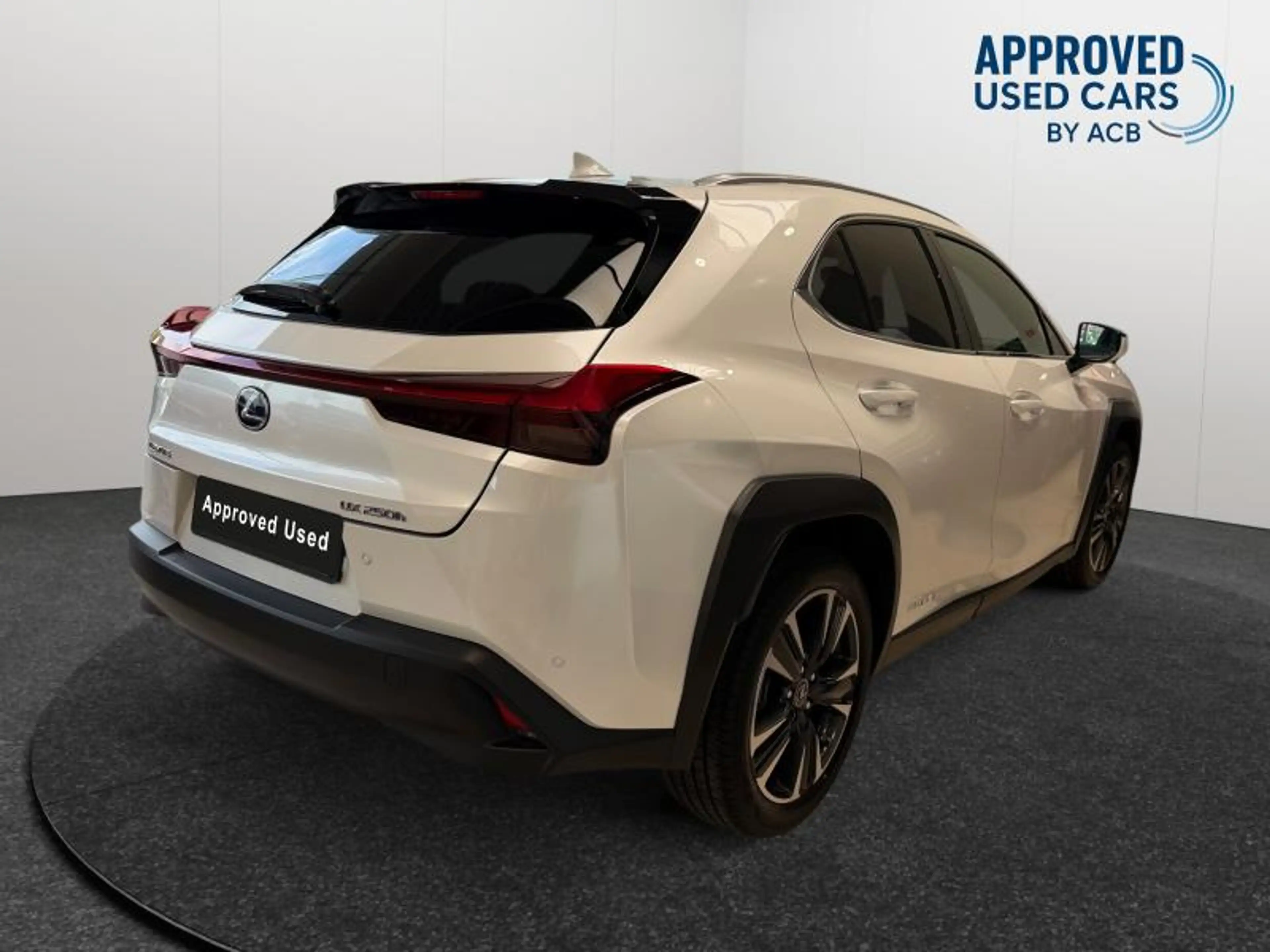 Lexus UX 250h . — photo 11