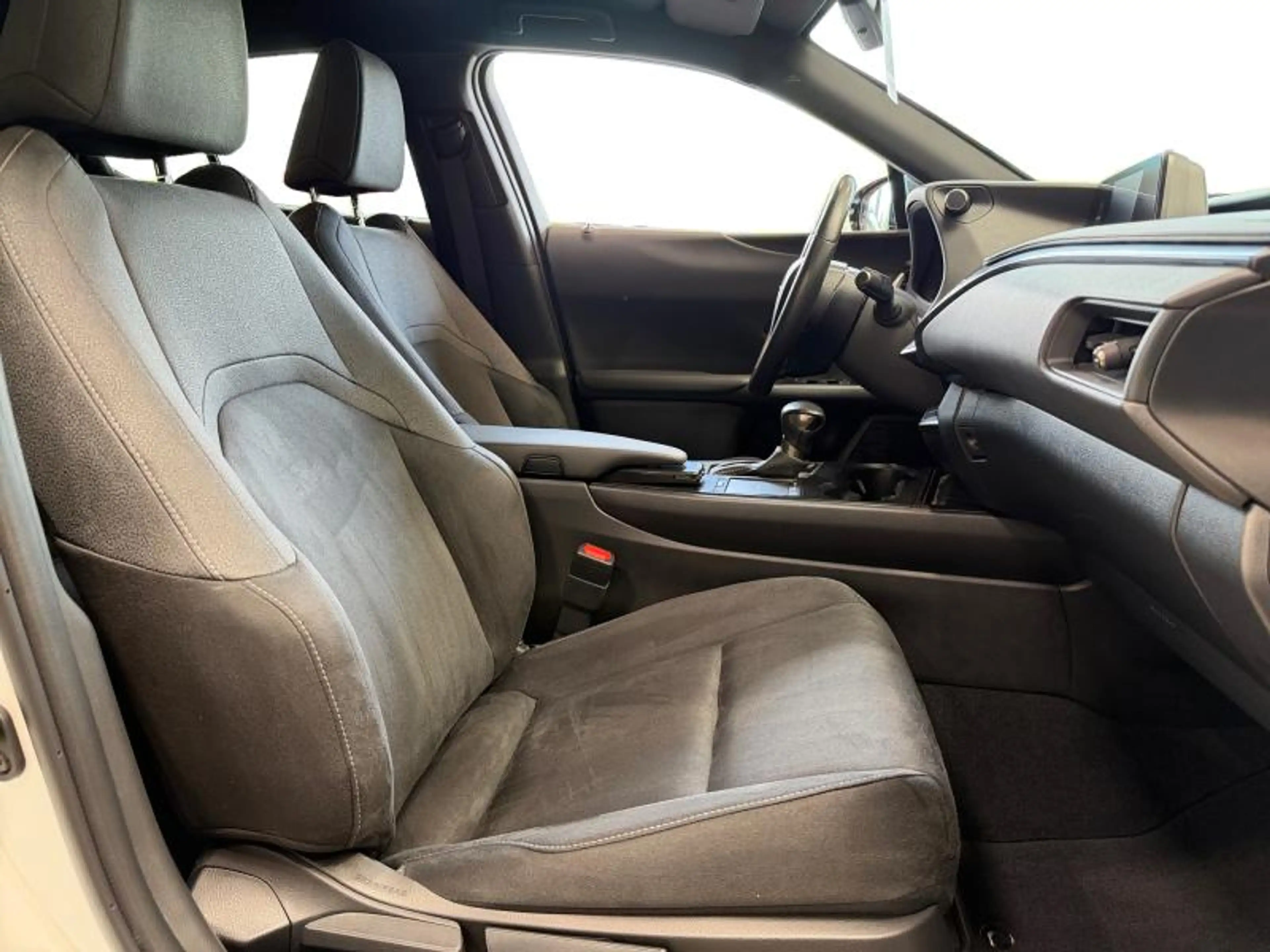 Lexus UX 250h . — photo 8