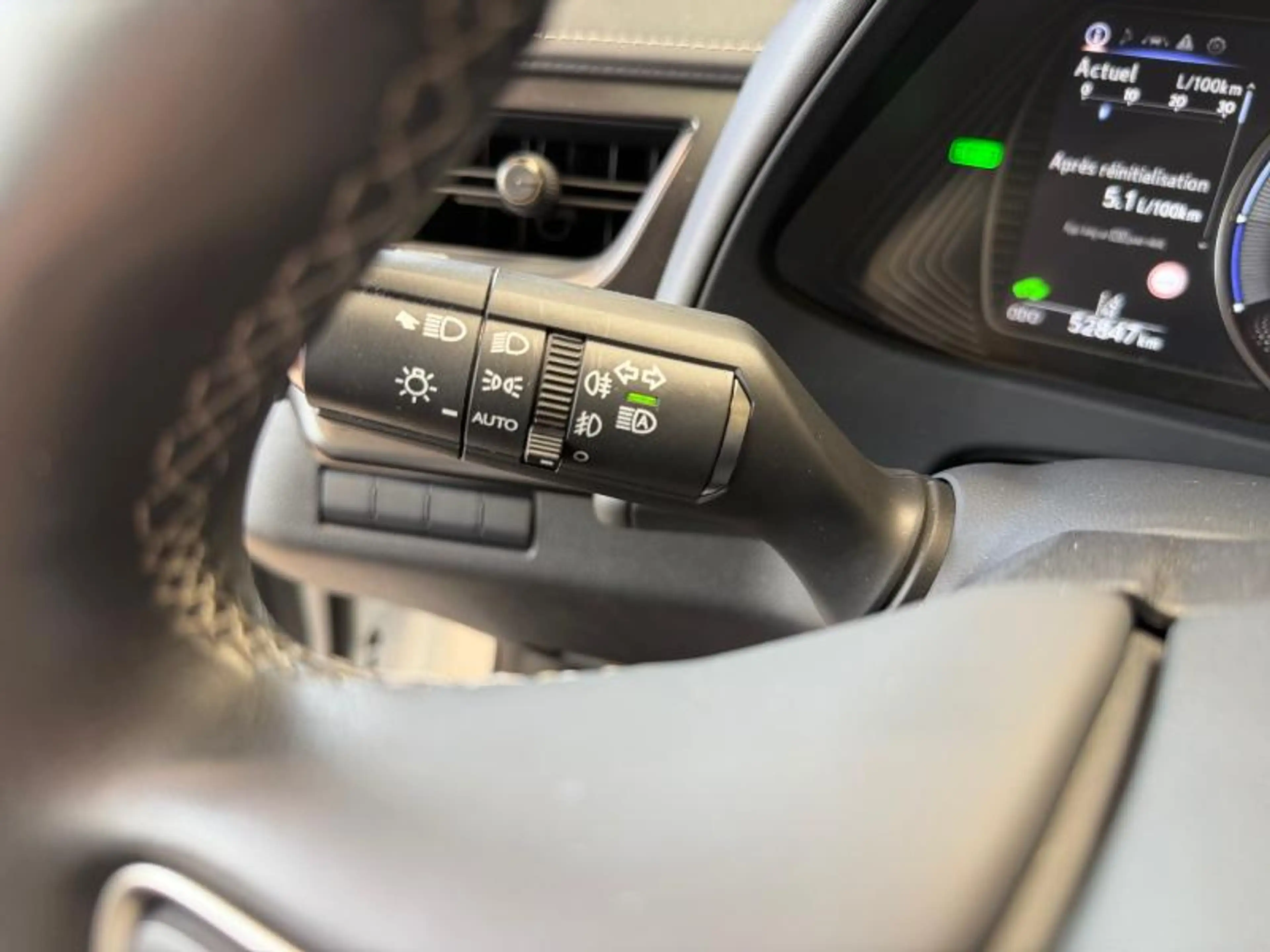 Lexus UX 250h . — photo 14