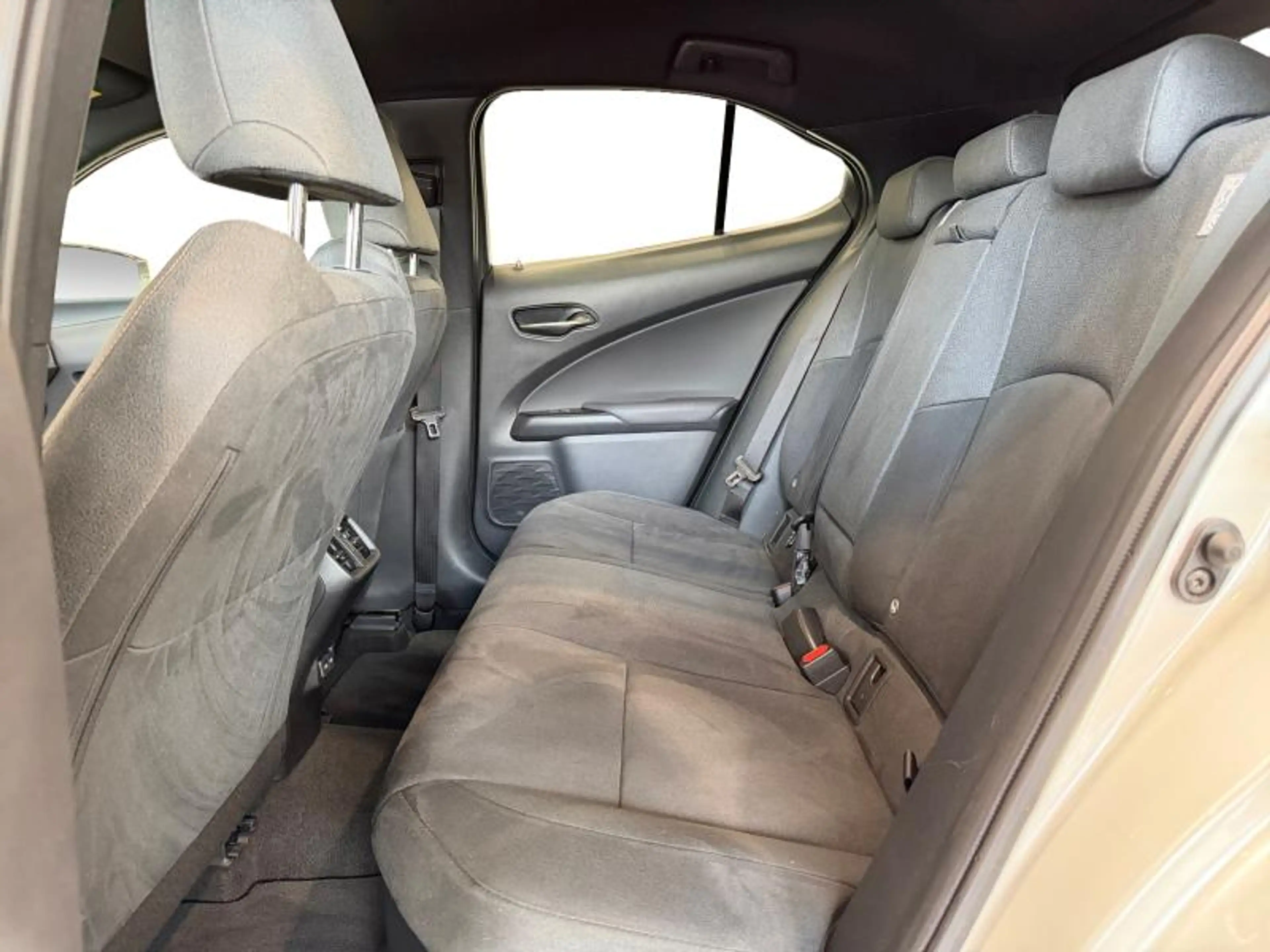 Lexus UX 250h . — photo 9