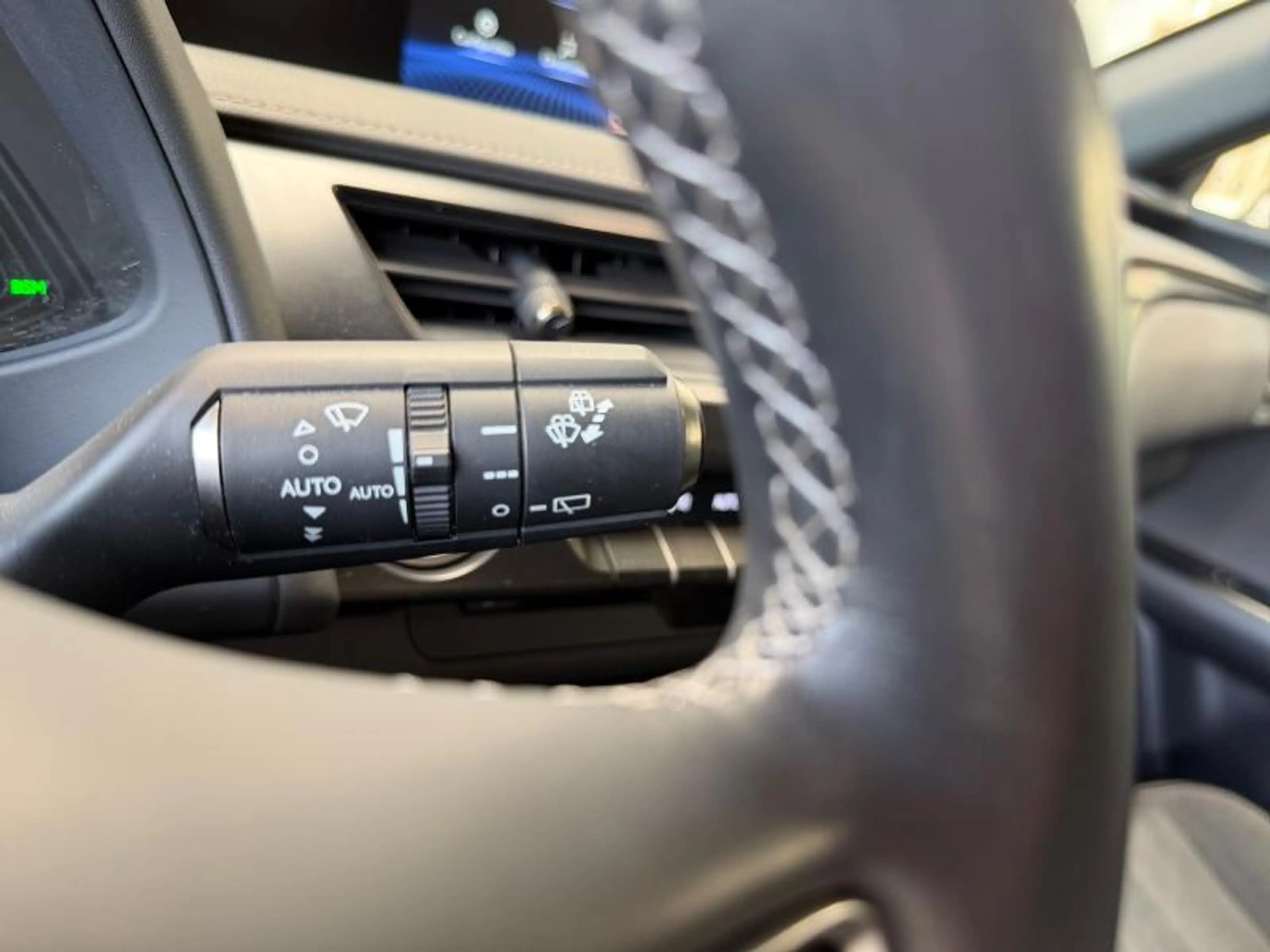 Lexus UX 250h . — photo 15