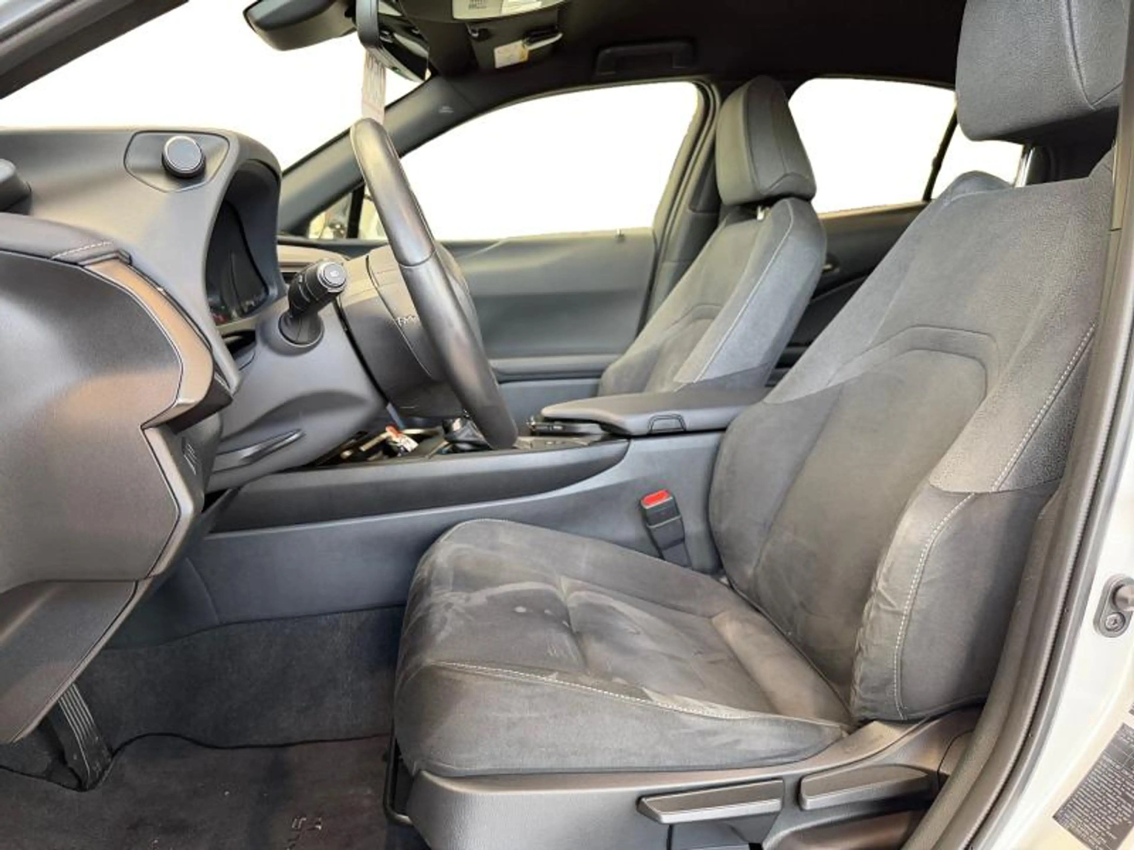 Lexus UX 250h . — photo 7