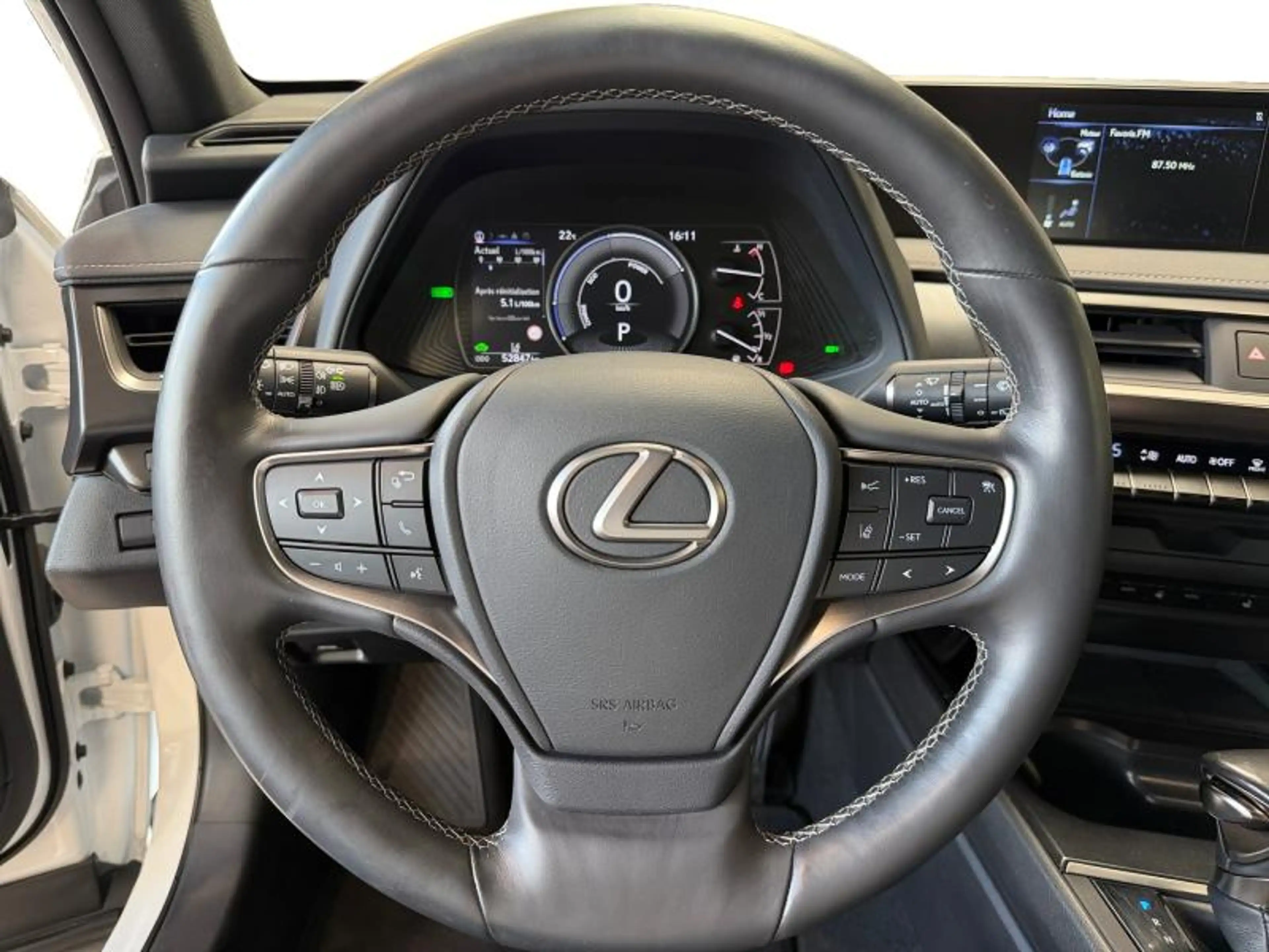 Lexus UX 250h . — photo 12