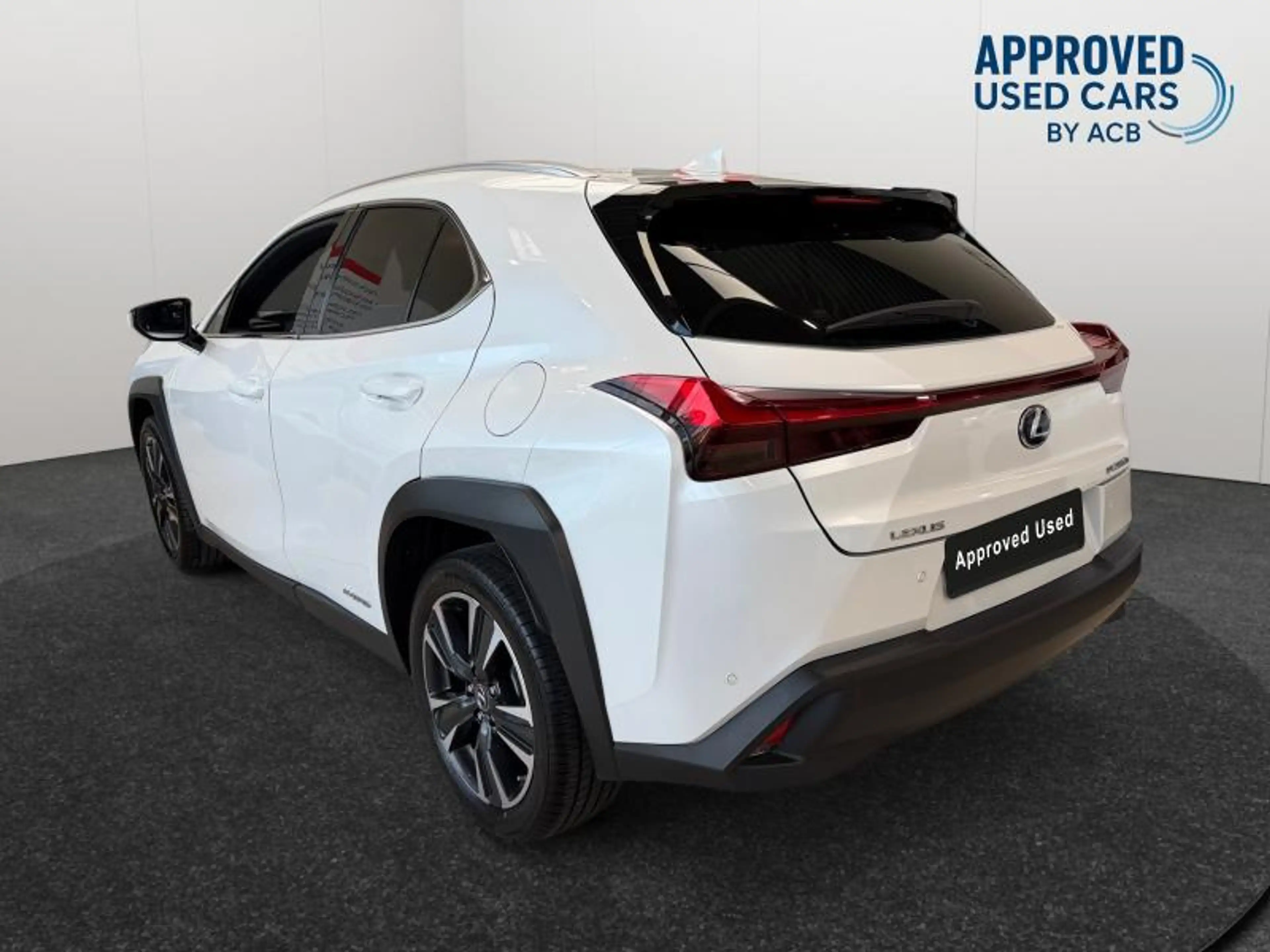 Lexus UX 250h . — photo 4