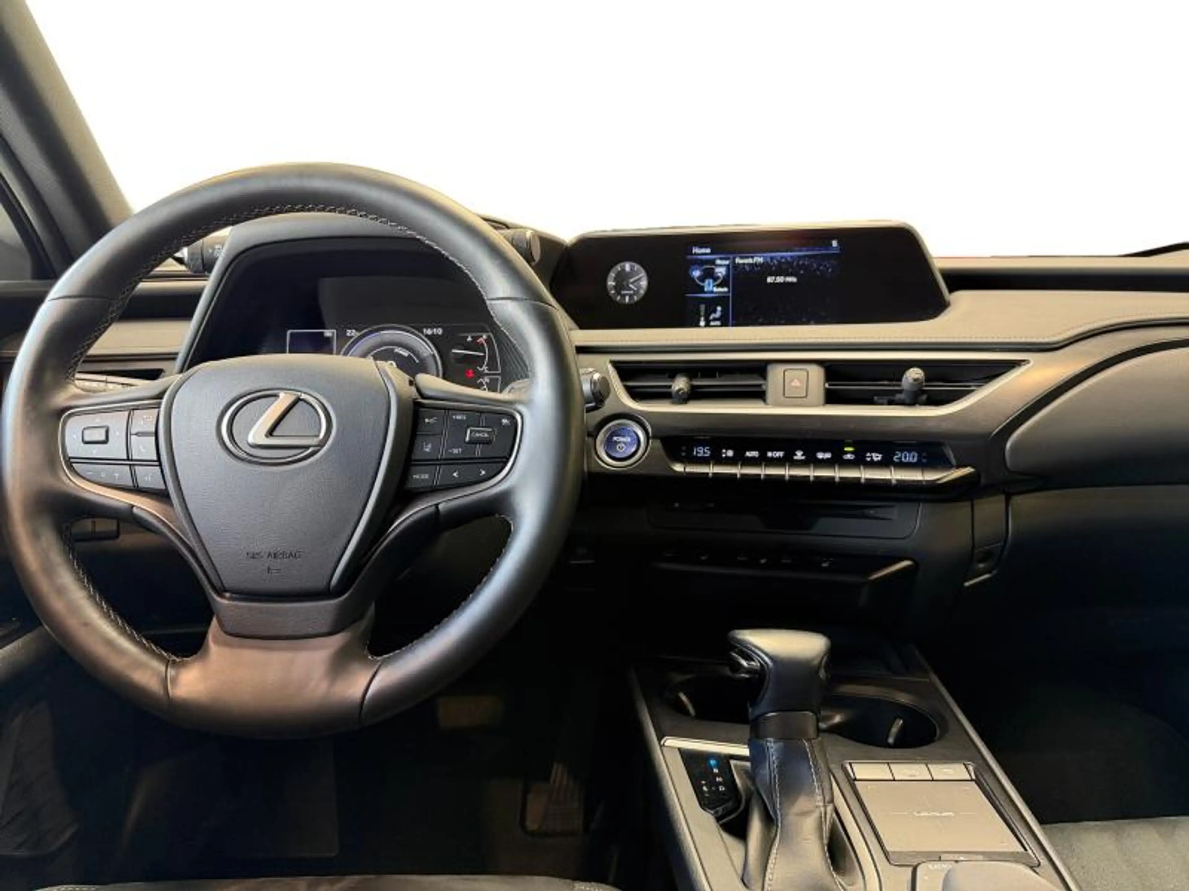 Lexus UX 250h . — photo 5