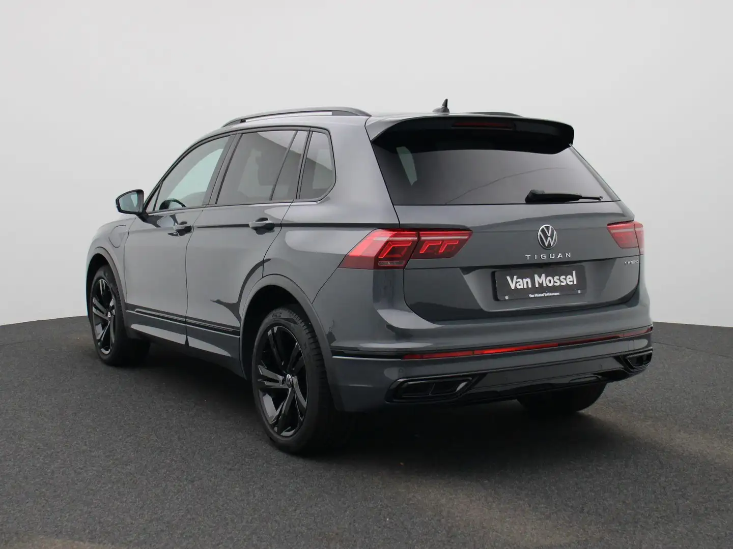 Volkswagen Tiguan 1.4 TSI eHybrid R-Line Business+ | 245 PK | Plug-I Grijs - 2