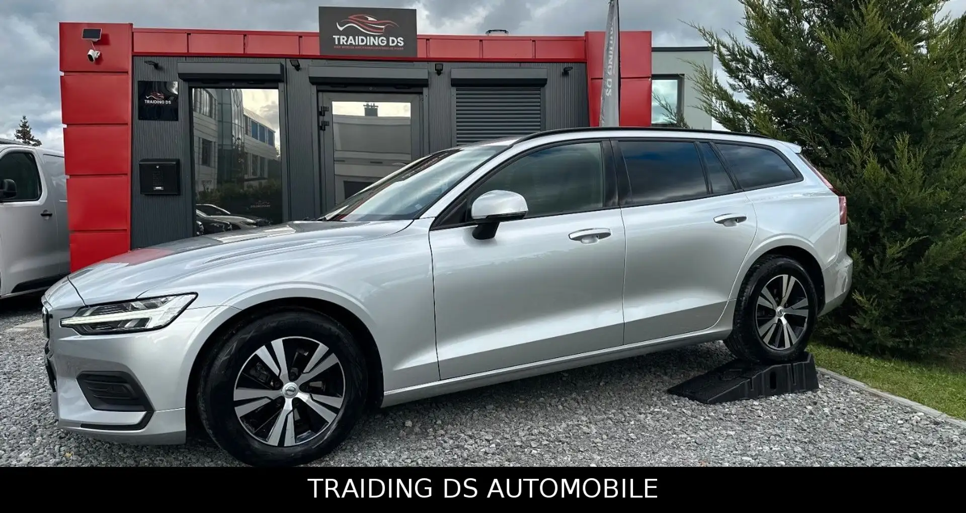 Volvo V60 D3 / 1. HAND / 19% MWST / LED / GARANTIE Silber - 2
