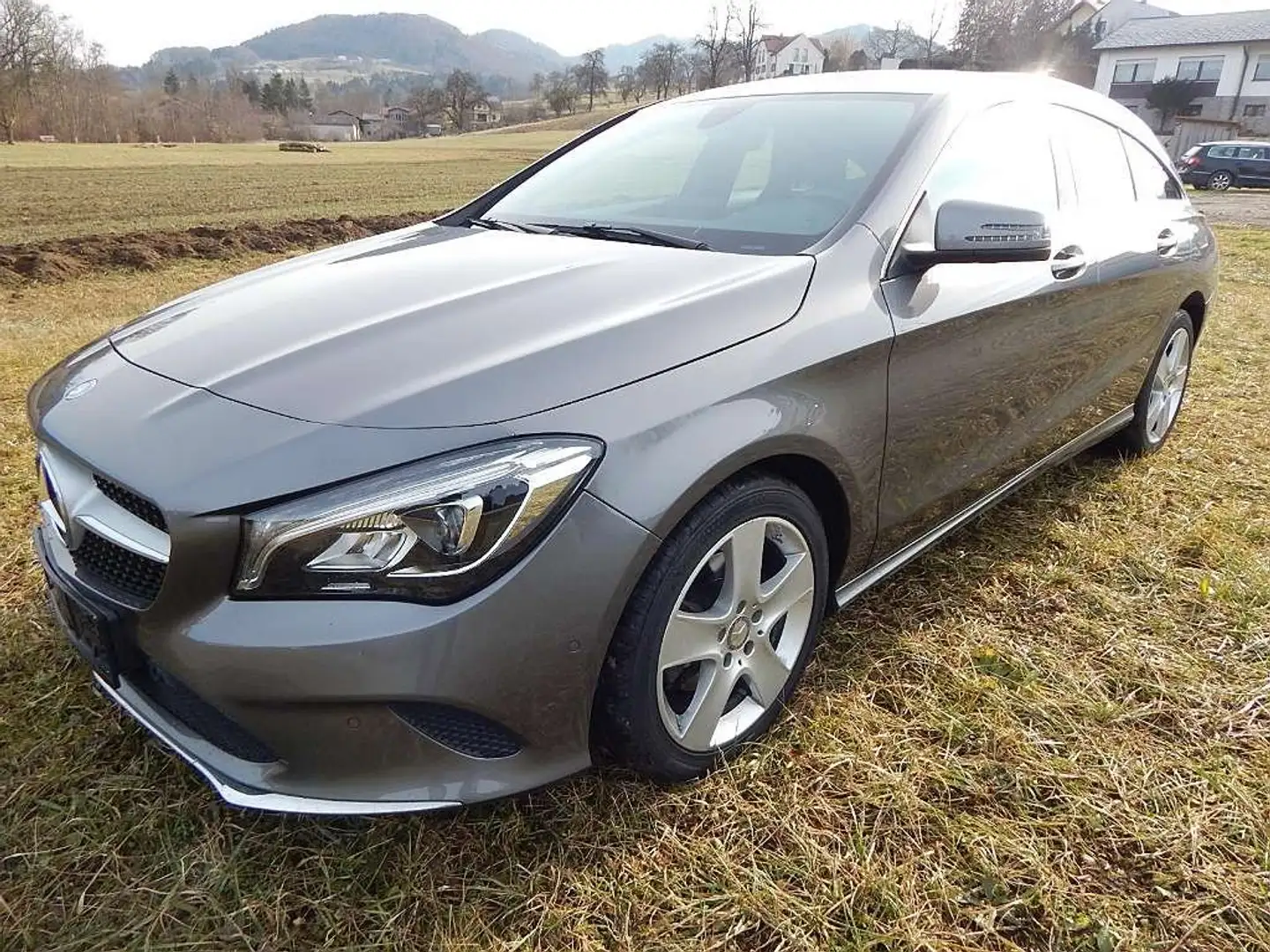 Mercedes-Benz CLA 180 d Shooting Brake Grau - 1