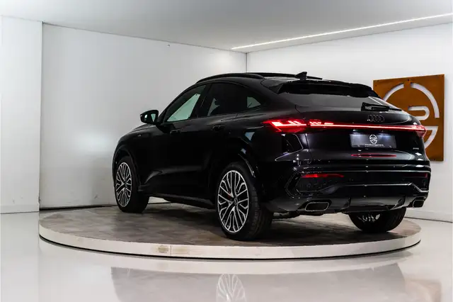 Audi Q5 view 3