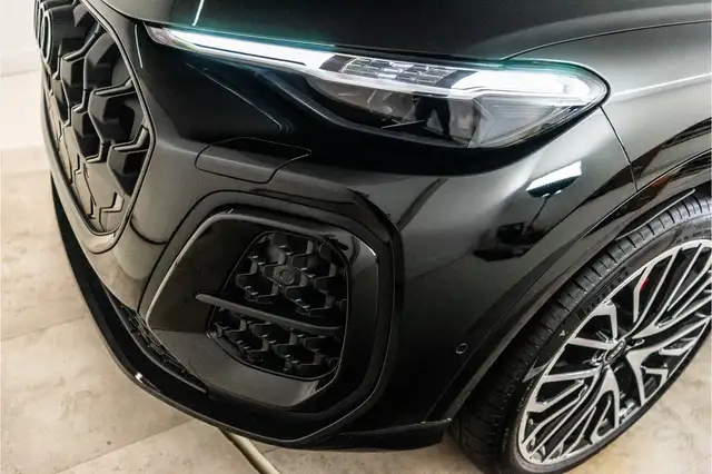 Audi Q5 view 11