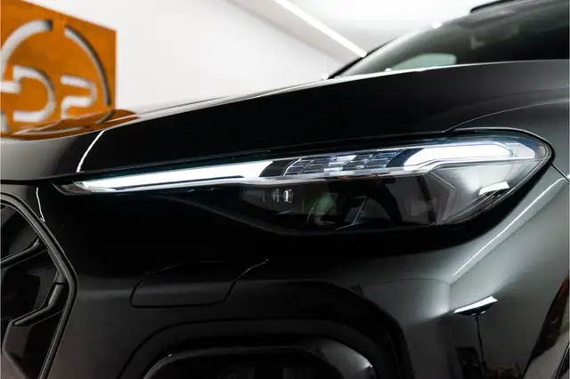 Audi Q5 view 12