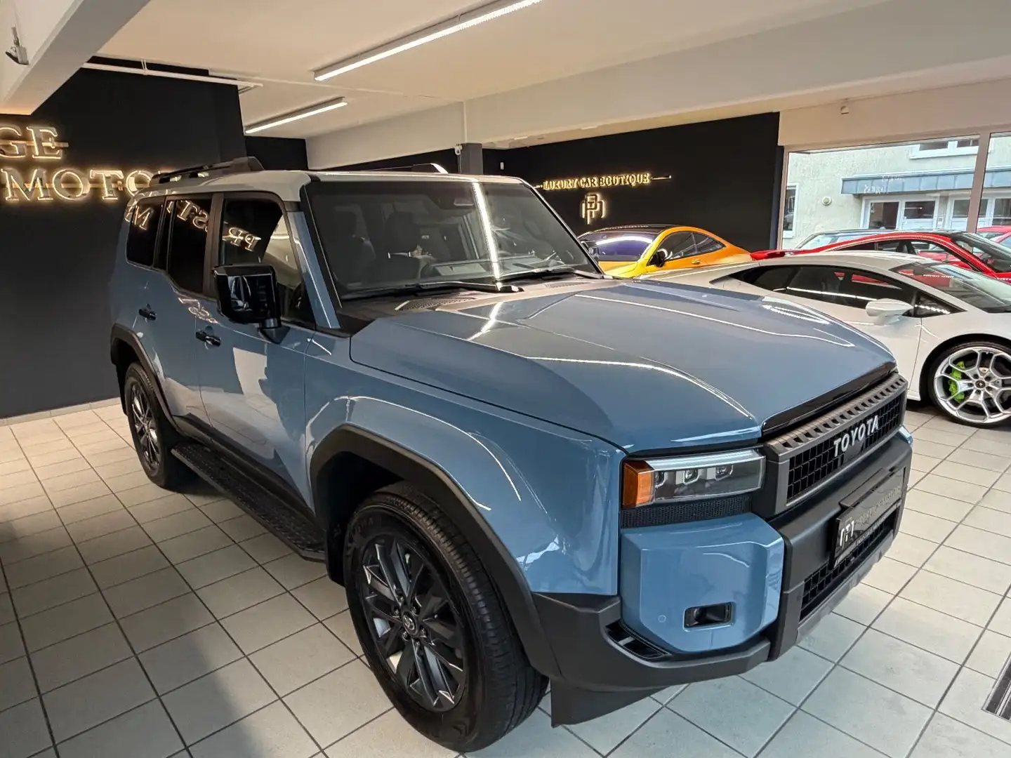 Toyota Land Cruiser 2.4 Hybride 4WD PREMIUM PACKAGE Zwart - 2