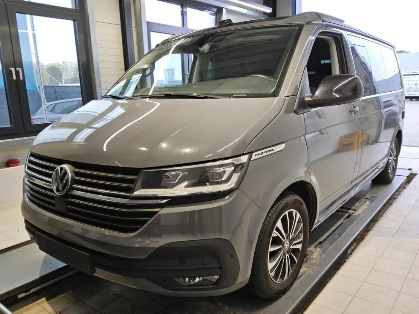 Volkswagen T6.1 California Beach 2.0 TDI DSG 4Motion Grau - 2