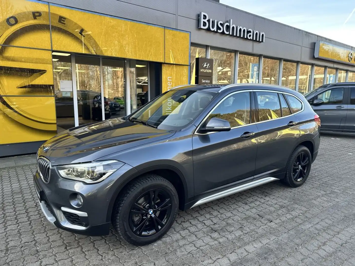 BMW X1 xDrive18d Aut. xLine 8-fach Räder Gris - 1