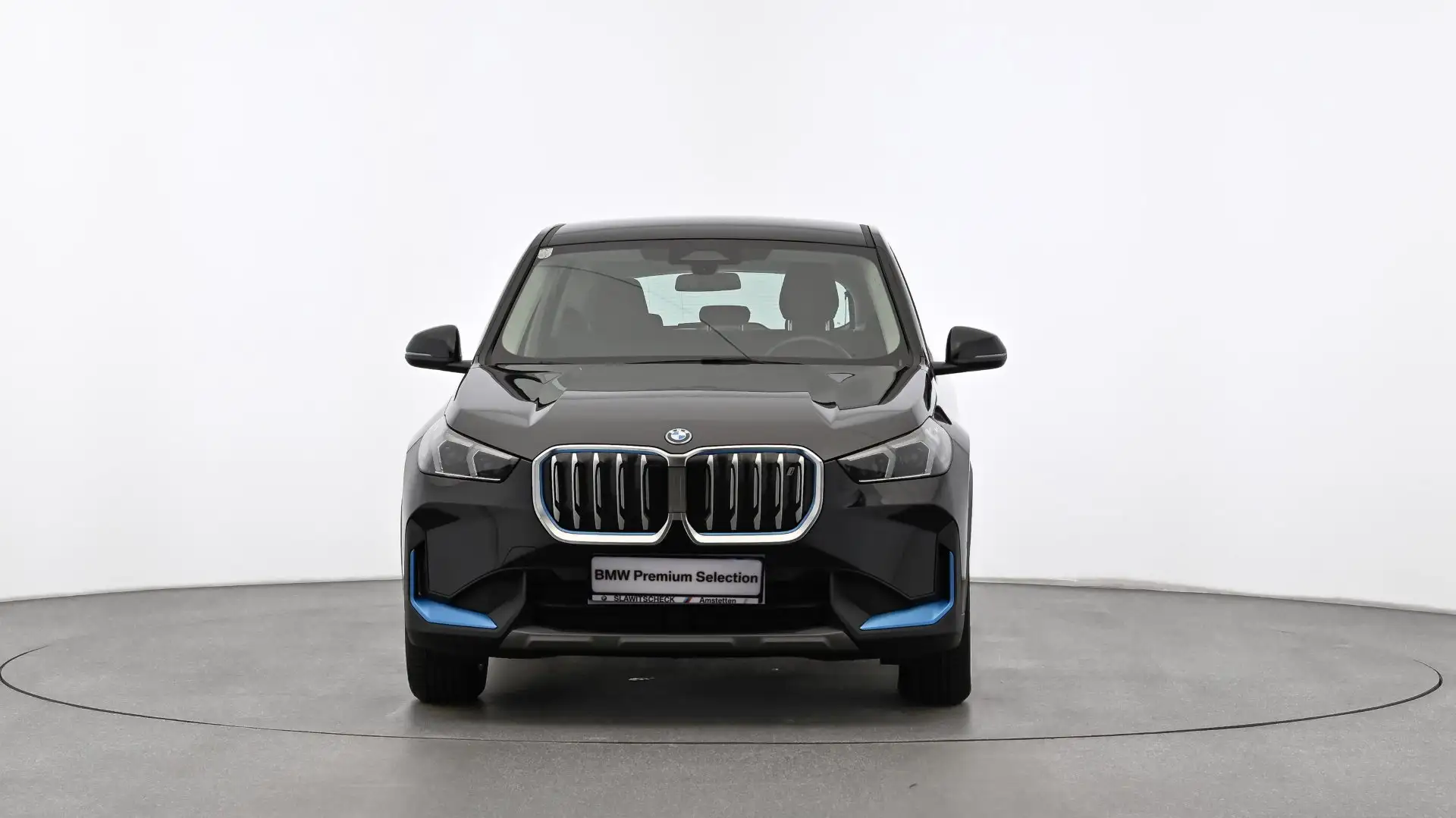 BMW iX1 xDrive30 U11 Schwarz - 2