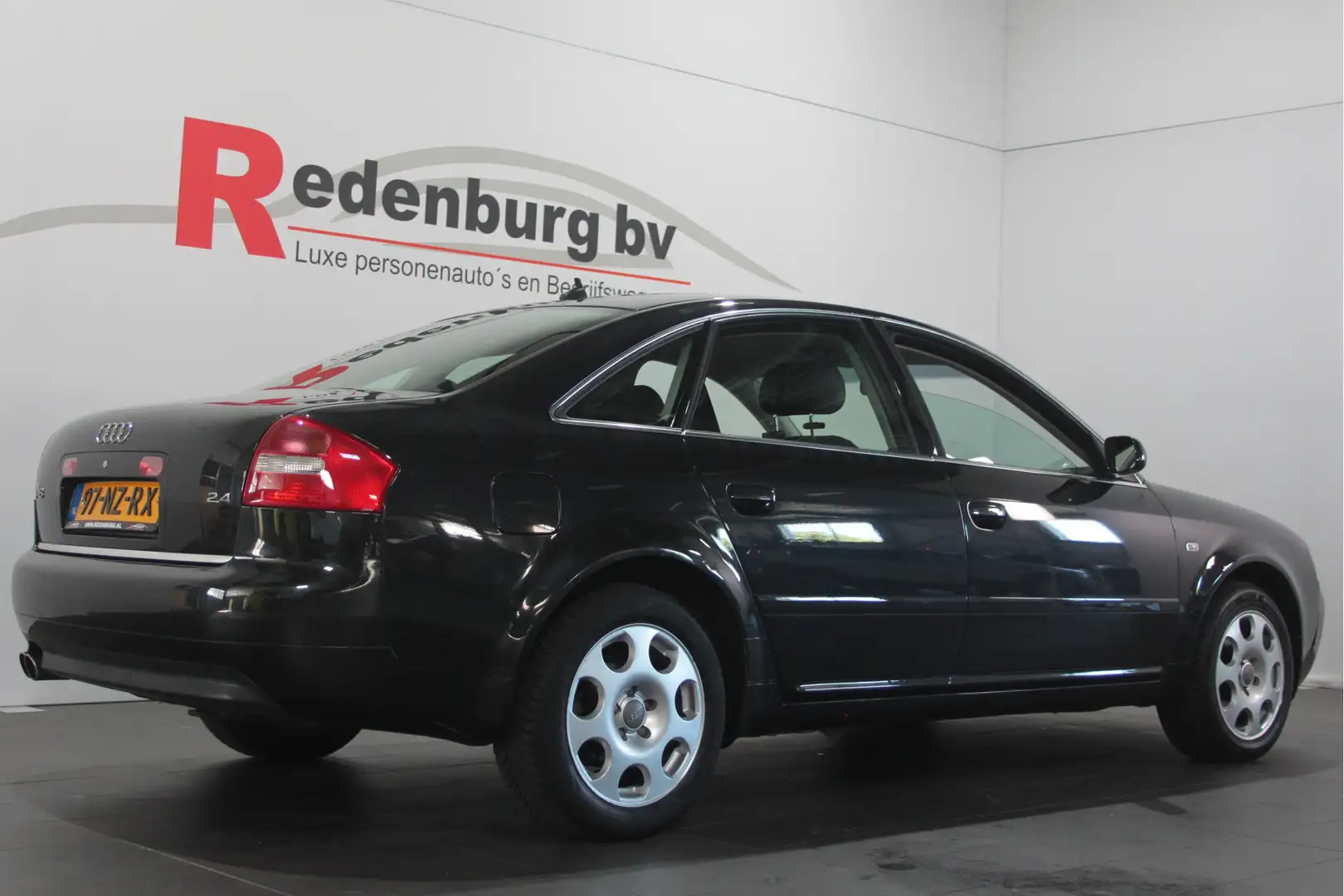 Audi A6 Limousine 2.4 MT - Automaat - Navi / Stoelverw. / Zwart - 2