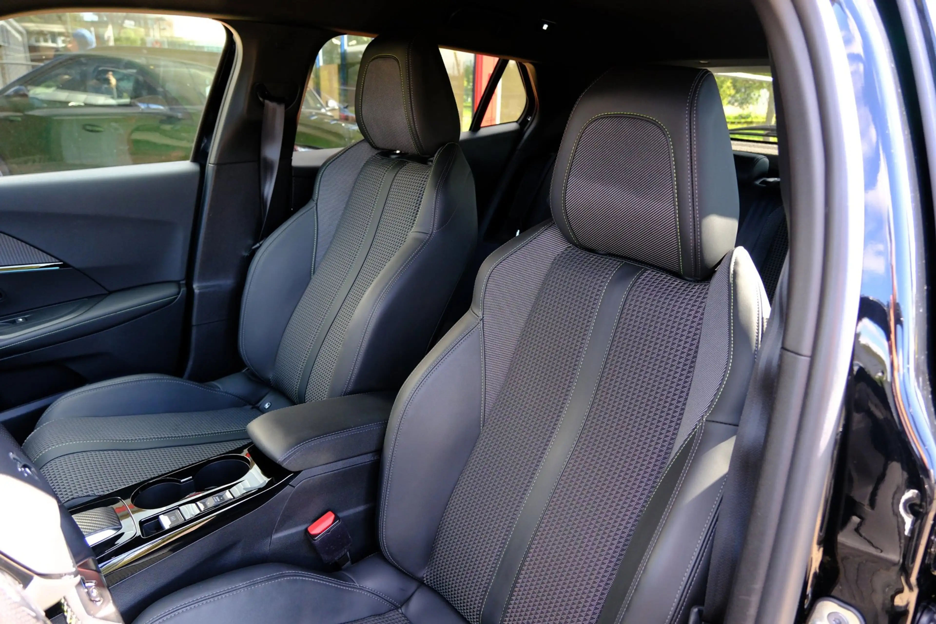 Peugeot e-2008 EV GT 50 kWh Aut. Navi|i-Cockpit|Half Leder|Cam|LM — photo 28