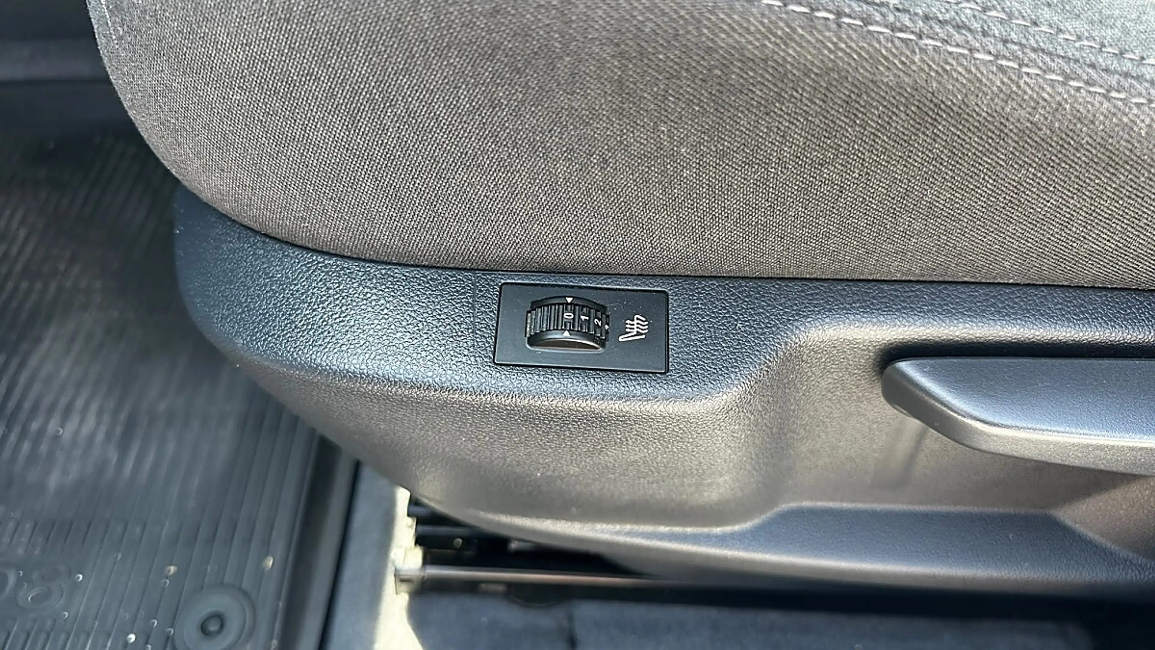 Peugeot 3008 1.2 e-THP/PureTech 130 Style — photo 8