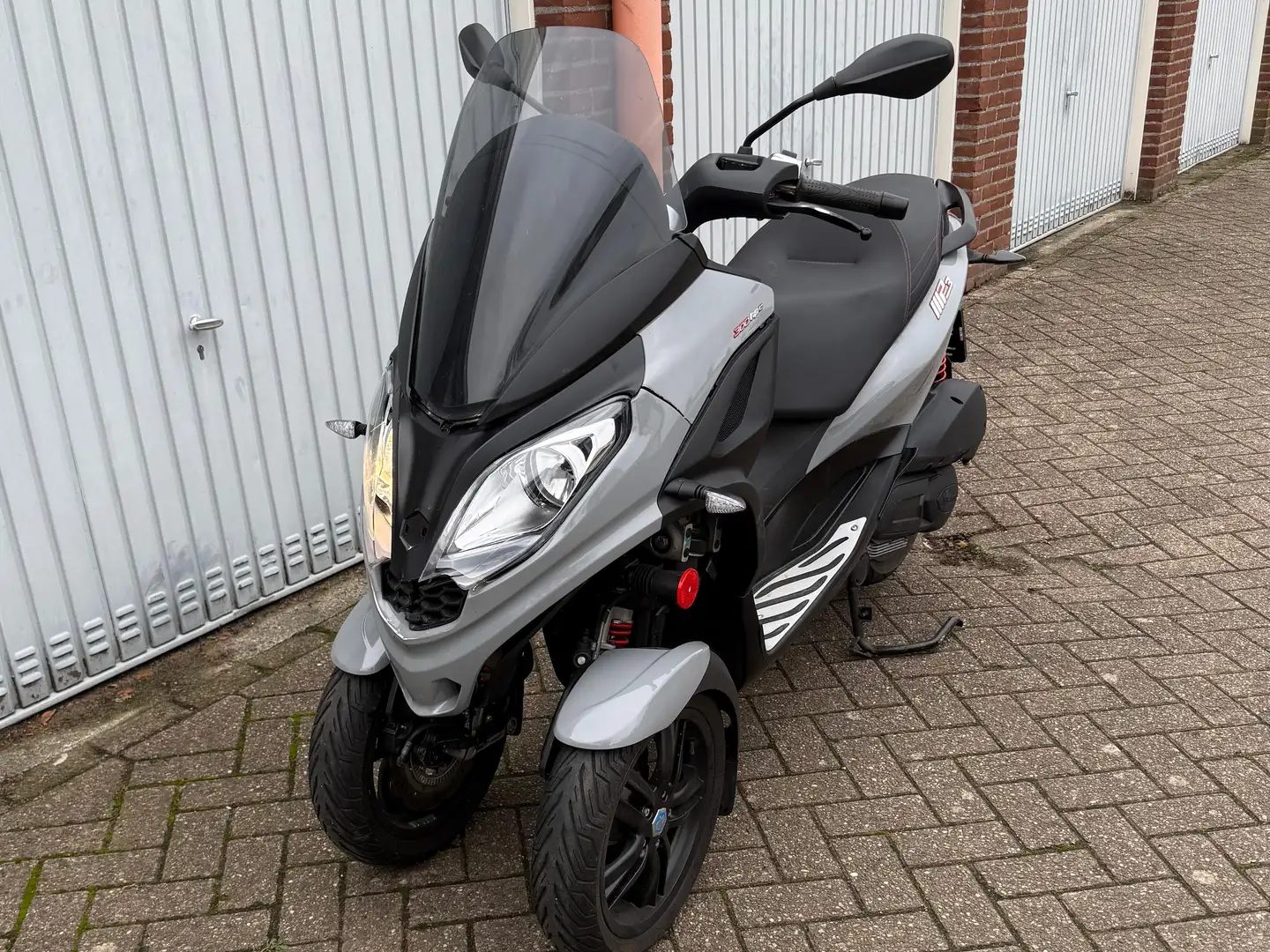 Piaggio MP3 300 Grijs - 1