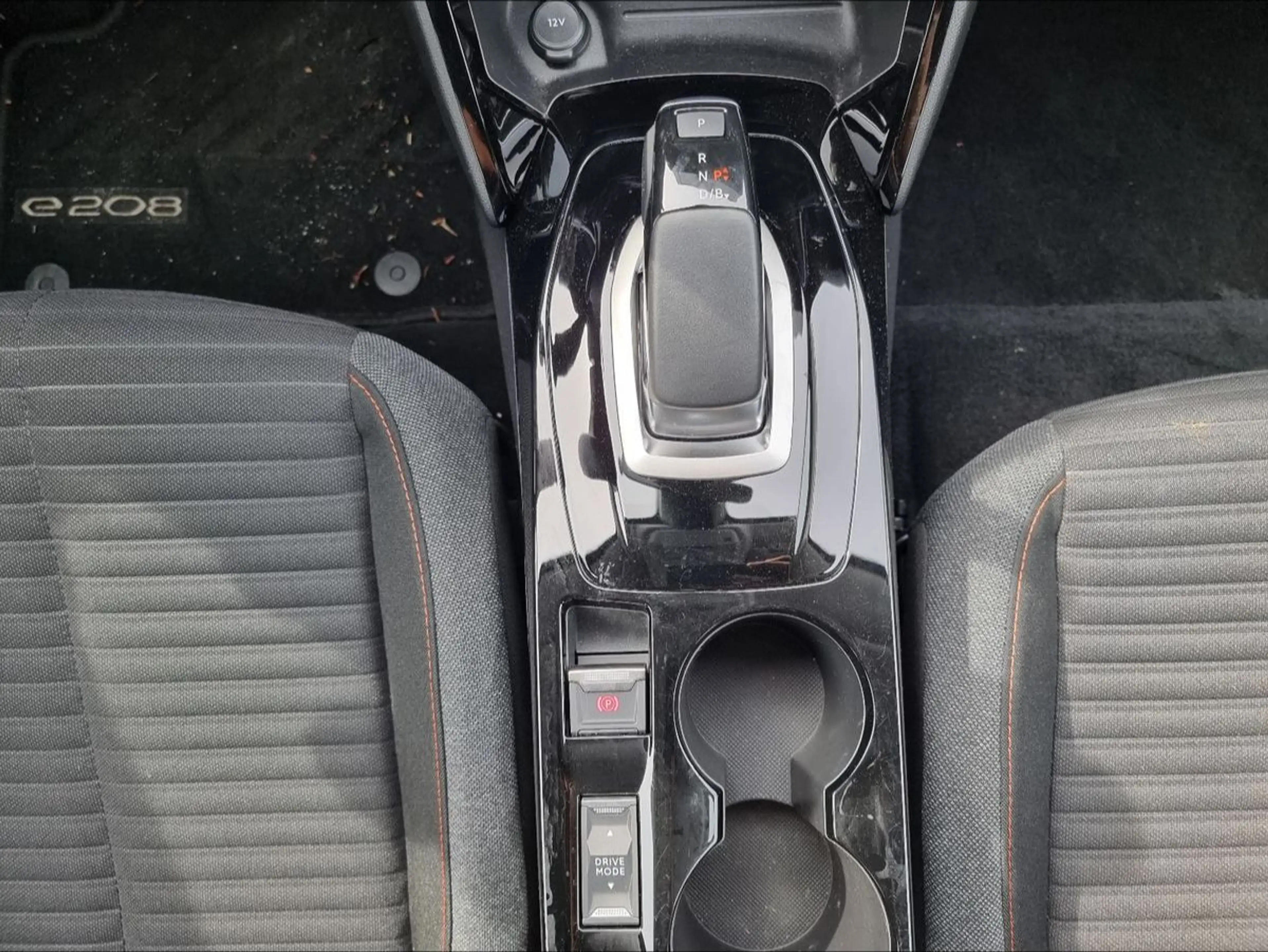 Peugeot e-208 Active *TEMPO*NAVI*CARPLAY* — photo 15
