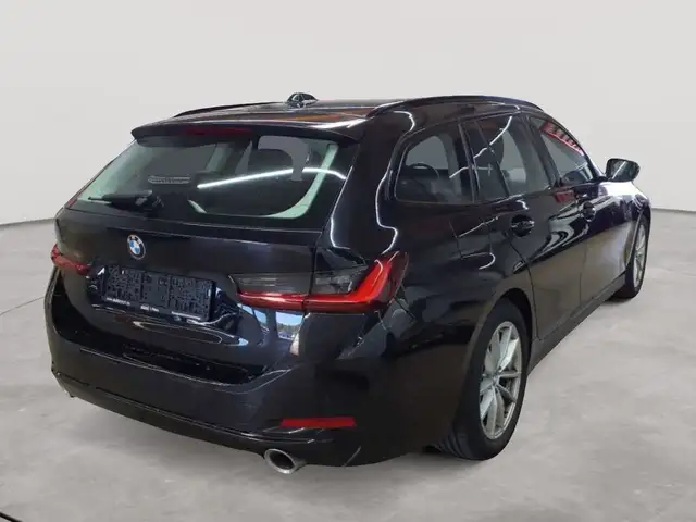 BMW 3 Series view 4