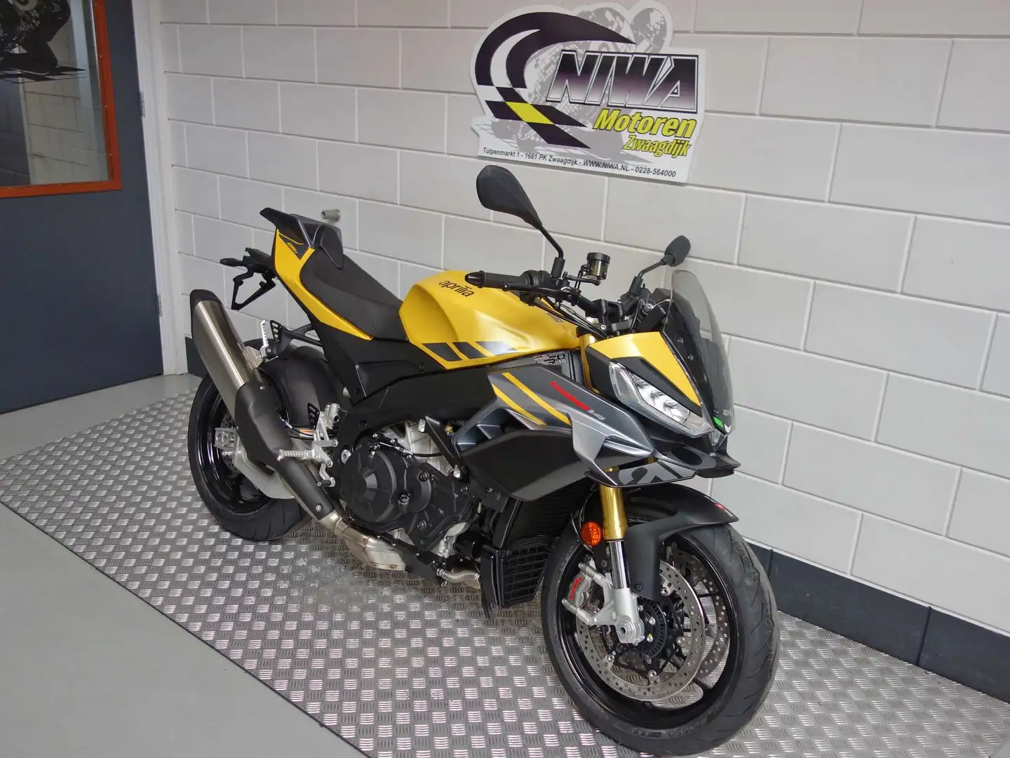 Aprilia Tuono V4 1100 Geel - 2