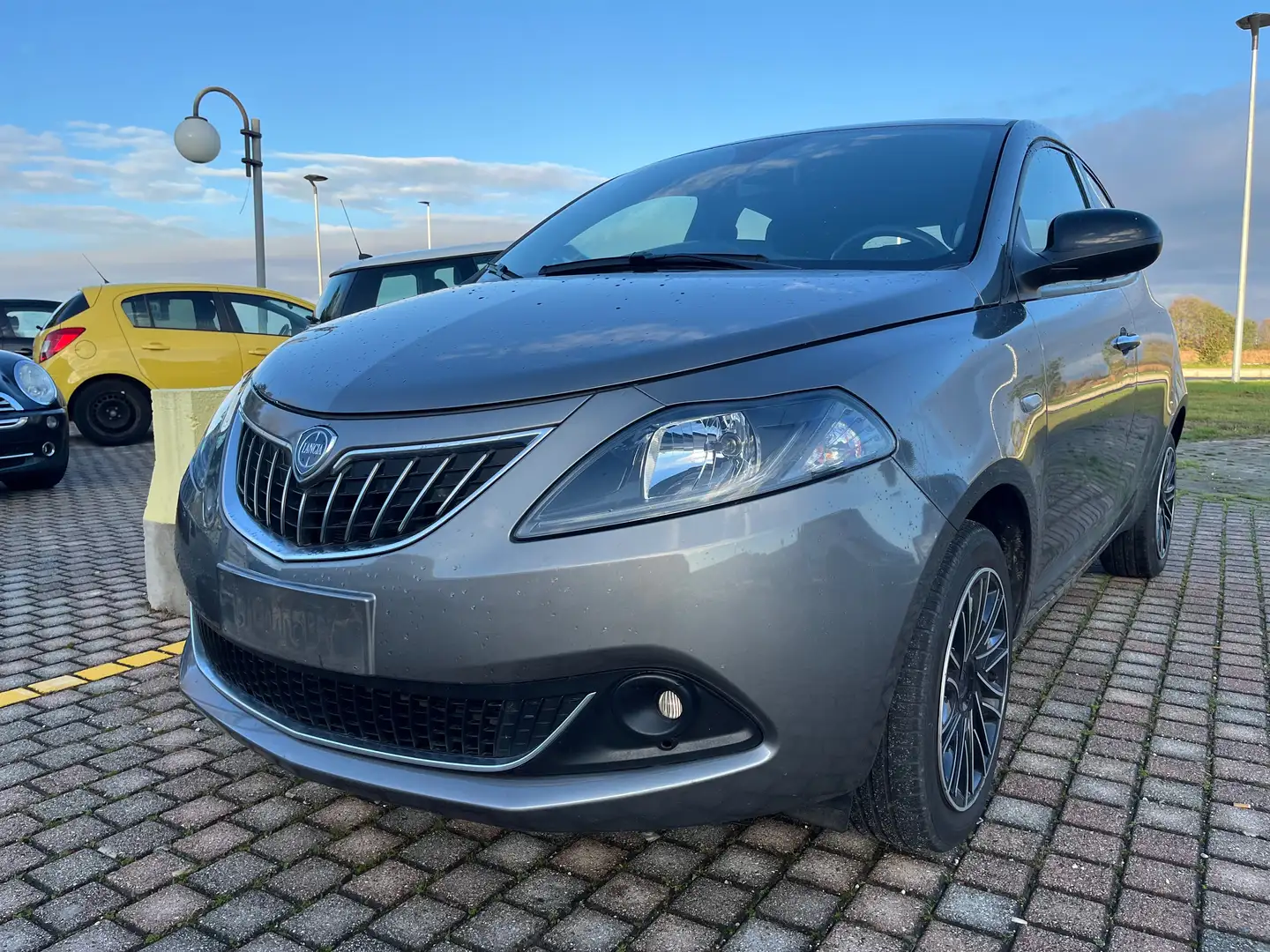 Lancia Ypsilon 1.0 firefly hybrid Silver Grau - 1