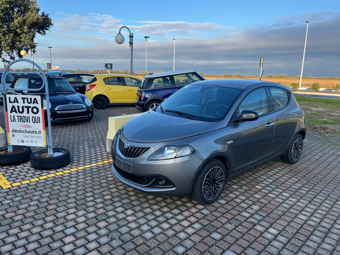 Lancia Ypsilon 1.0 firefly hybrid Silver Grau - 2