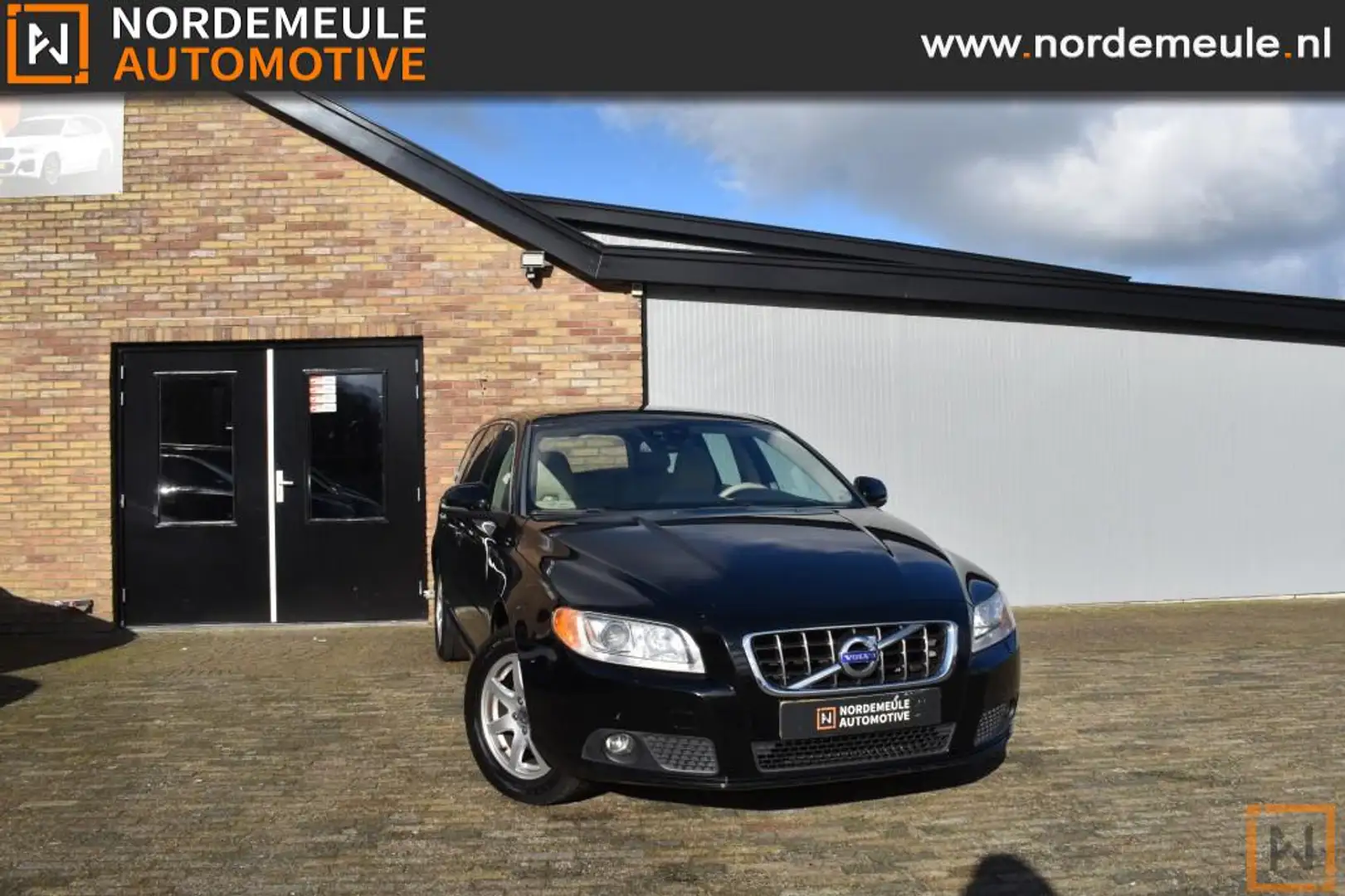 Volvo V70 1.6 T4 LIM. EDITION, AUT, Navi, Leder Zwart - 1