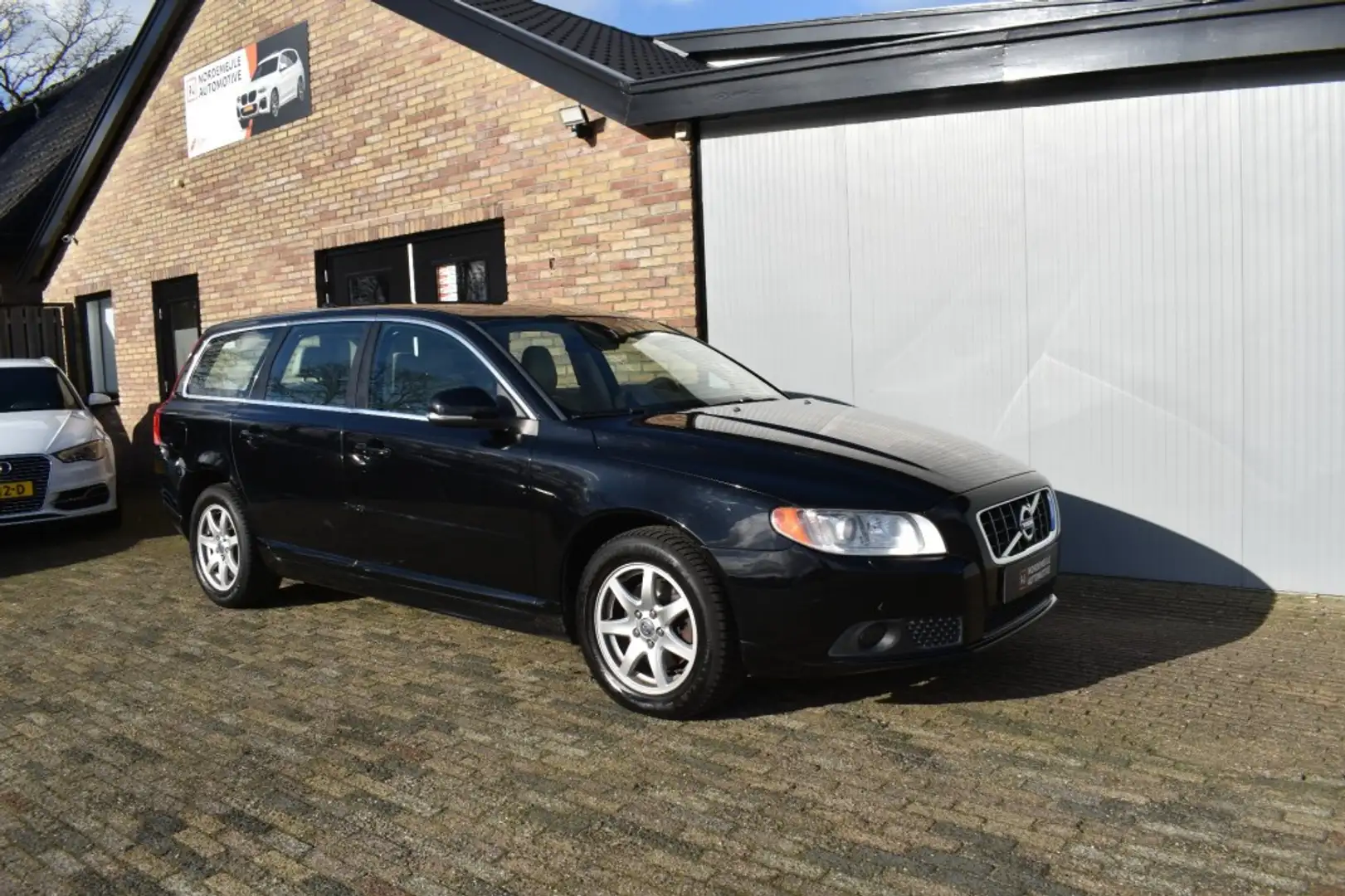 Volvo V70 1.6 T4 LIM. EDITION, AUT, Navi, Leder Zwart - 2