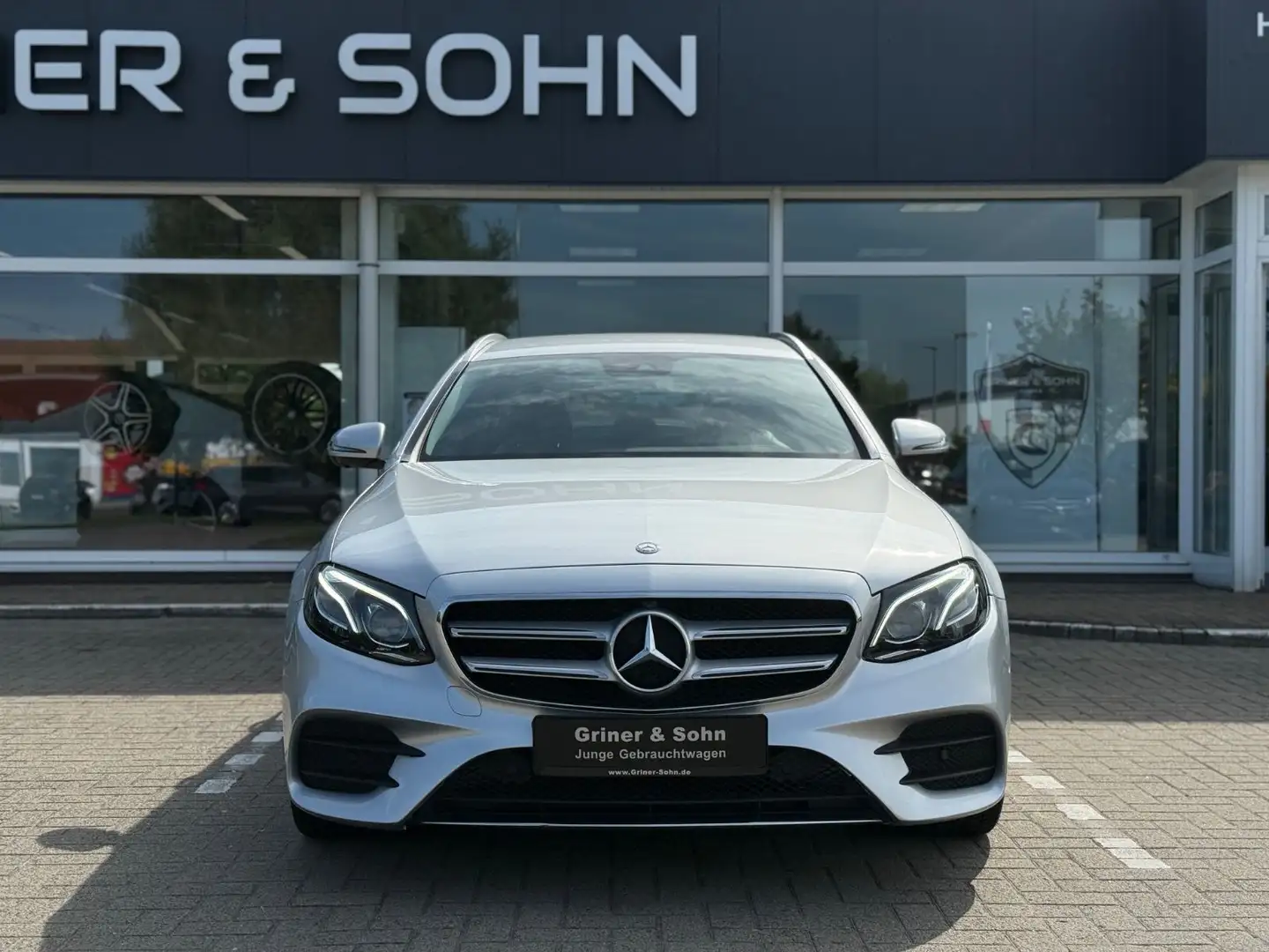 Mercedes-Benz E 220 d T-Modell,AMG,19-Zoll,Widescreen,360,T-Win Silber - 2