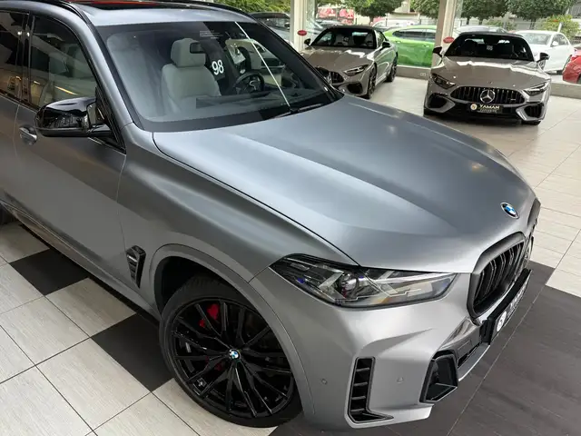 BMW X5 M view 6