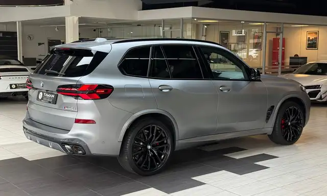 BMW X5 M view 7